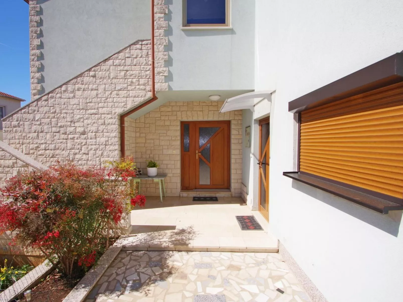 Geräumige Wohnung mit schöner Terrasse und Garten-Outside