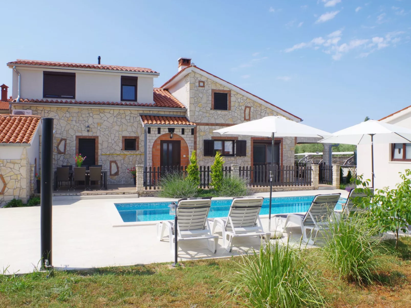 Geräumiges Ferienhaus mit 4 Schlafzimmern und privatem Pool-Draußen