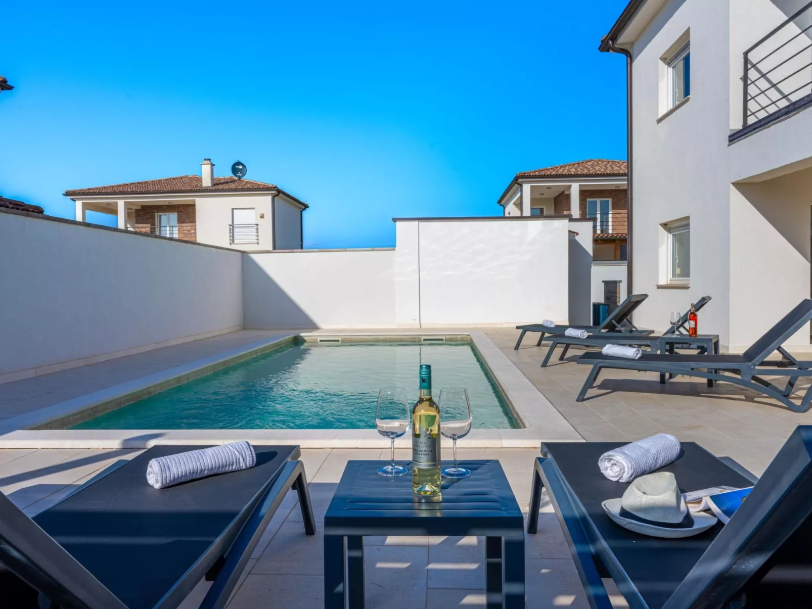 4 Schlafzimmer, 3 Badezimmer, Küche, Wohnzimmer, privater Pool, Grill-Dedans