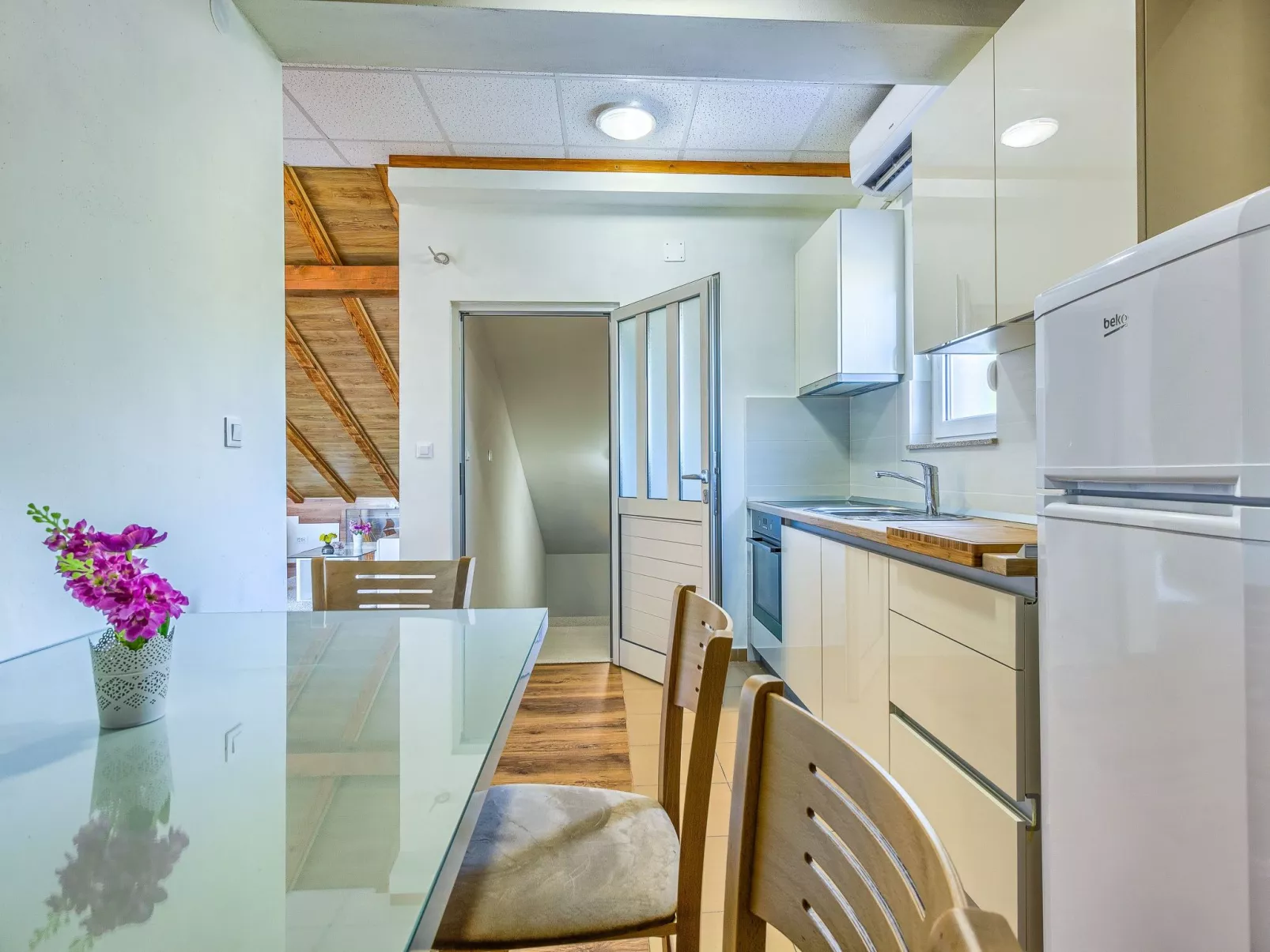 "Villa Rock" mit Blick auf das Wasser-Drinnen