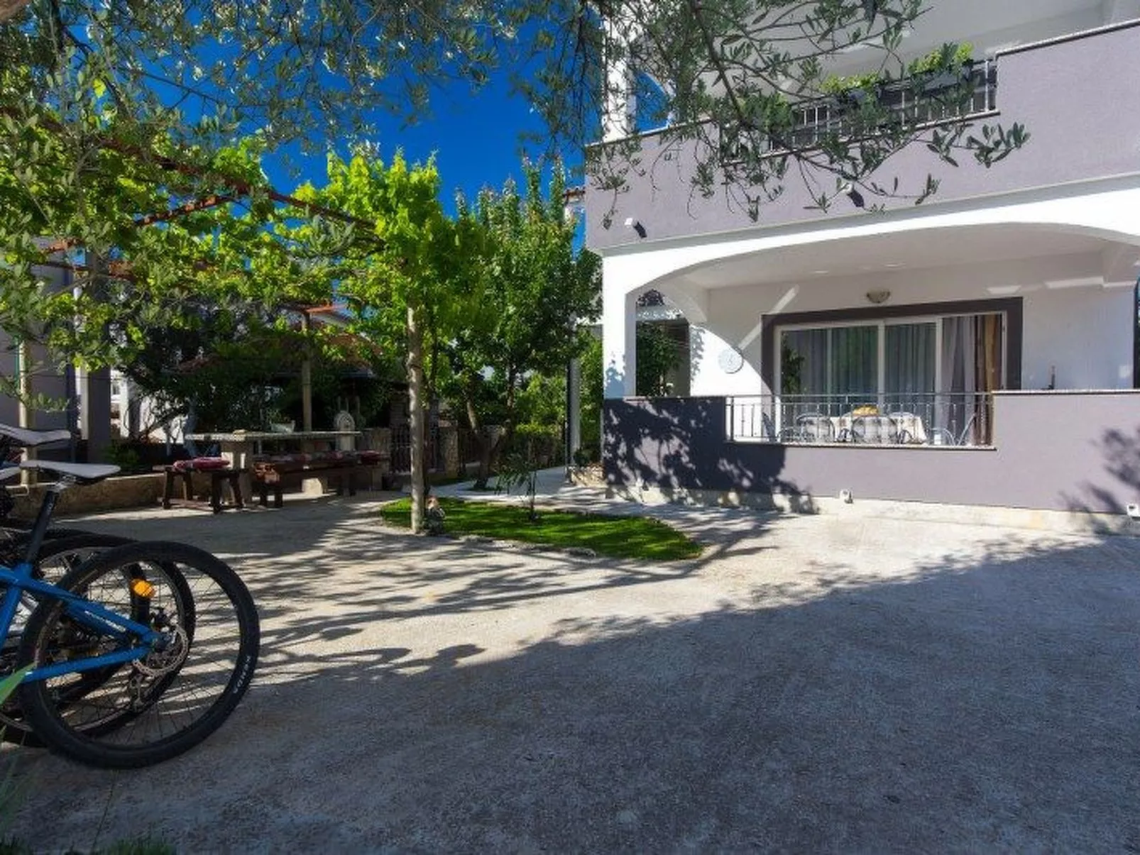 Apartment mit einem kleinen Wohn- und Essbereich und Schlafzimmer-Dehors