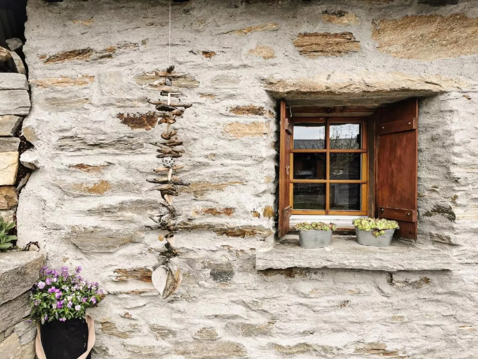 Alphütte Murmolta auf der Sonnenterrasse im Wallis-Draußen