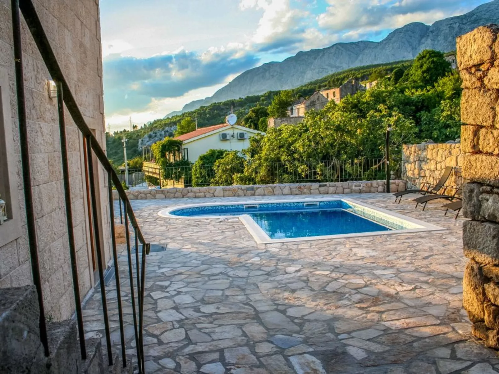 Mit Blick auf das Wasser-Outside