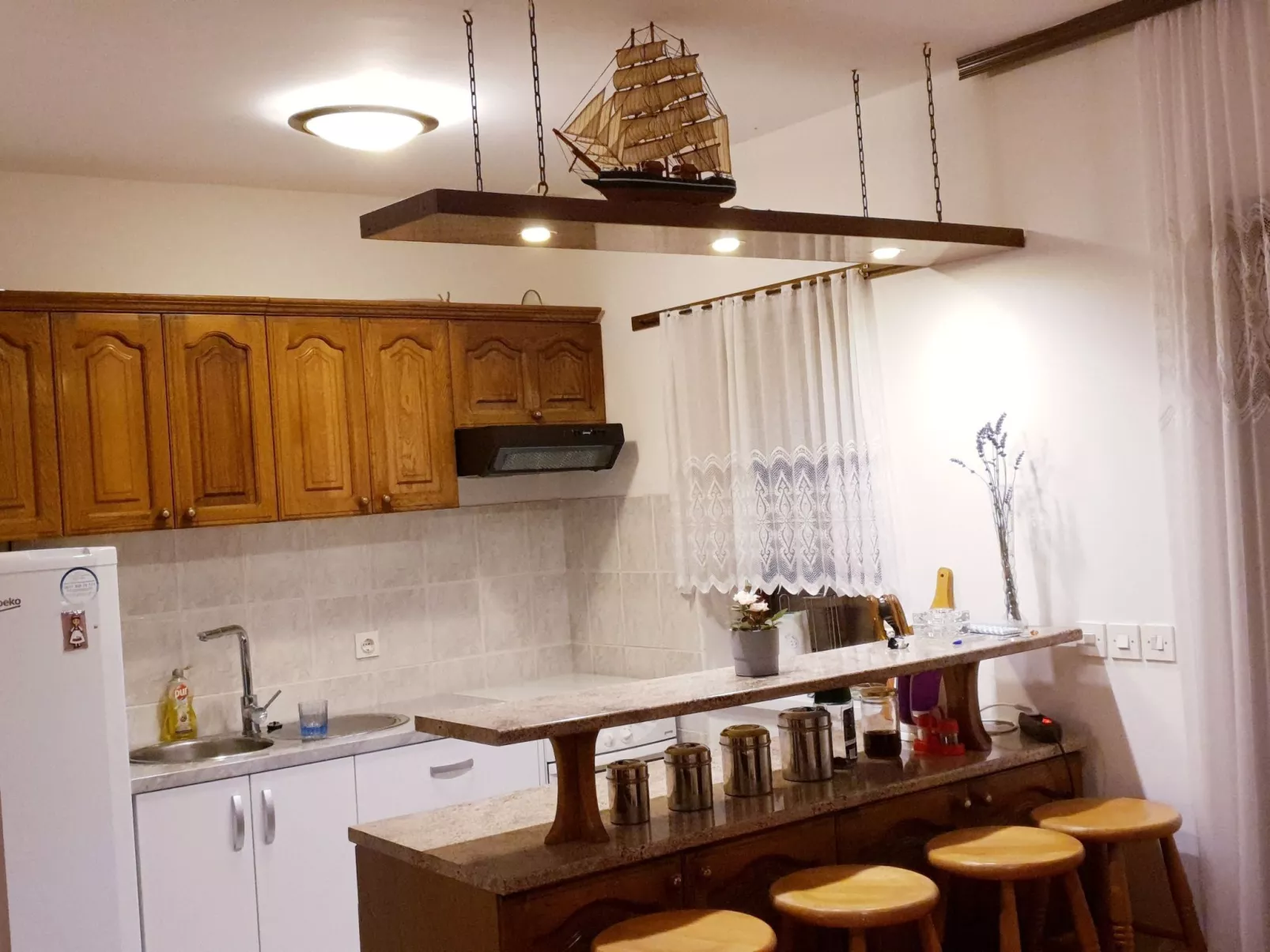 ''Adriana R.''-Drinnen