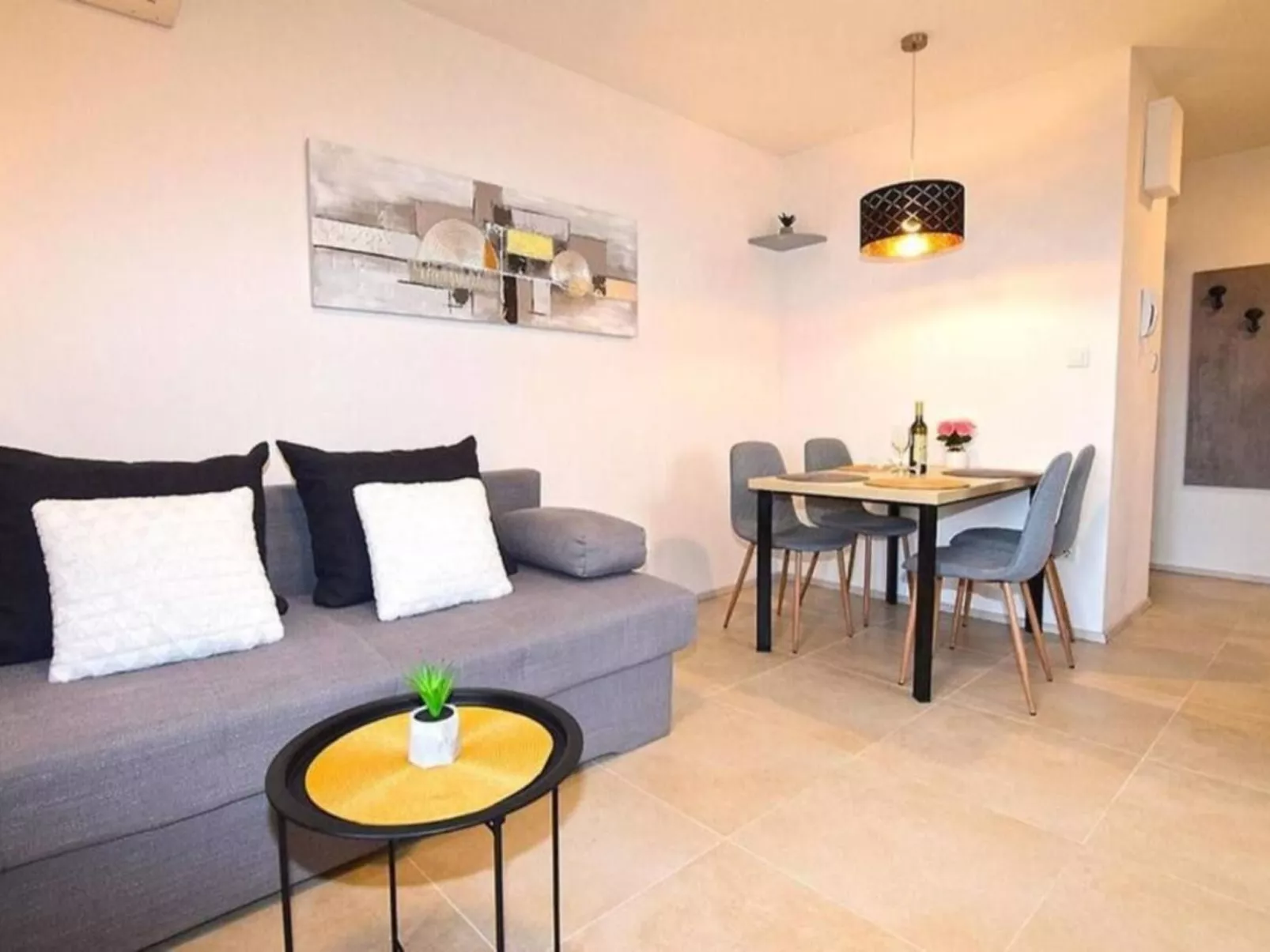 Modern eingerichtete Wohnung in der Nähe des Strandes...-Dedans