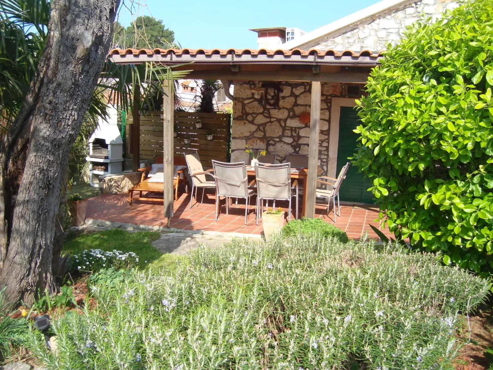 Typisch istrisches Steinhaus mit Grill und Garten-Outside