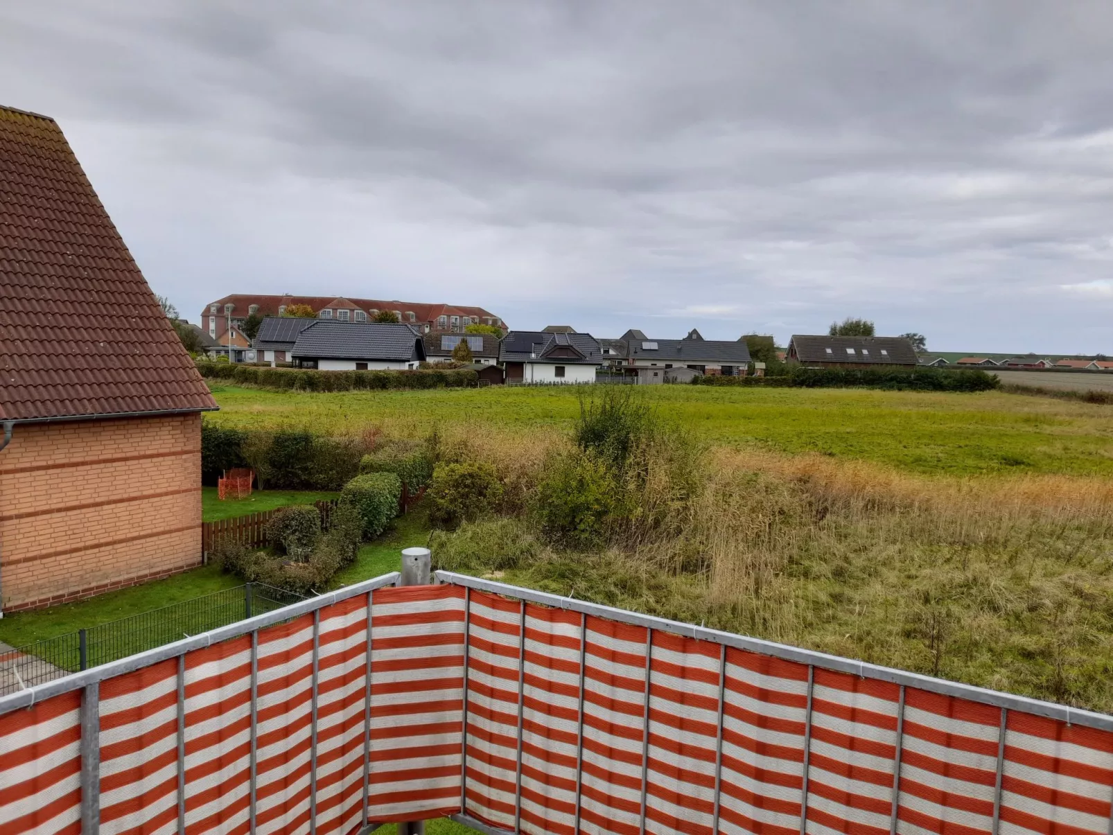 Moderne Ferienwohnung mit Balkon in Strandnähe-Draußen