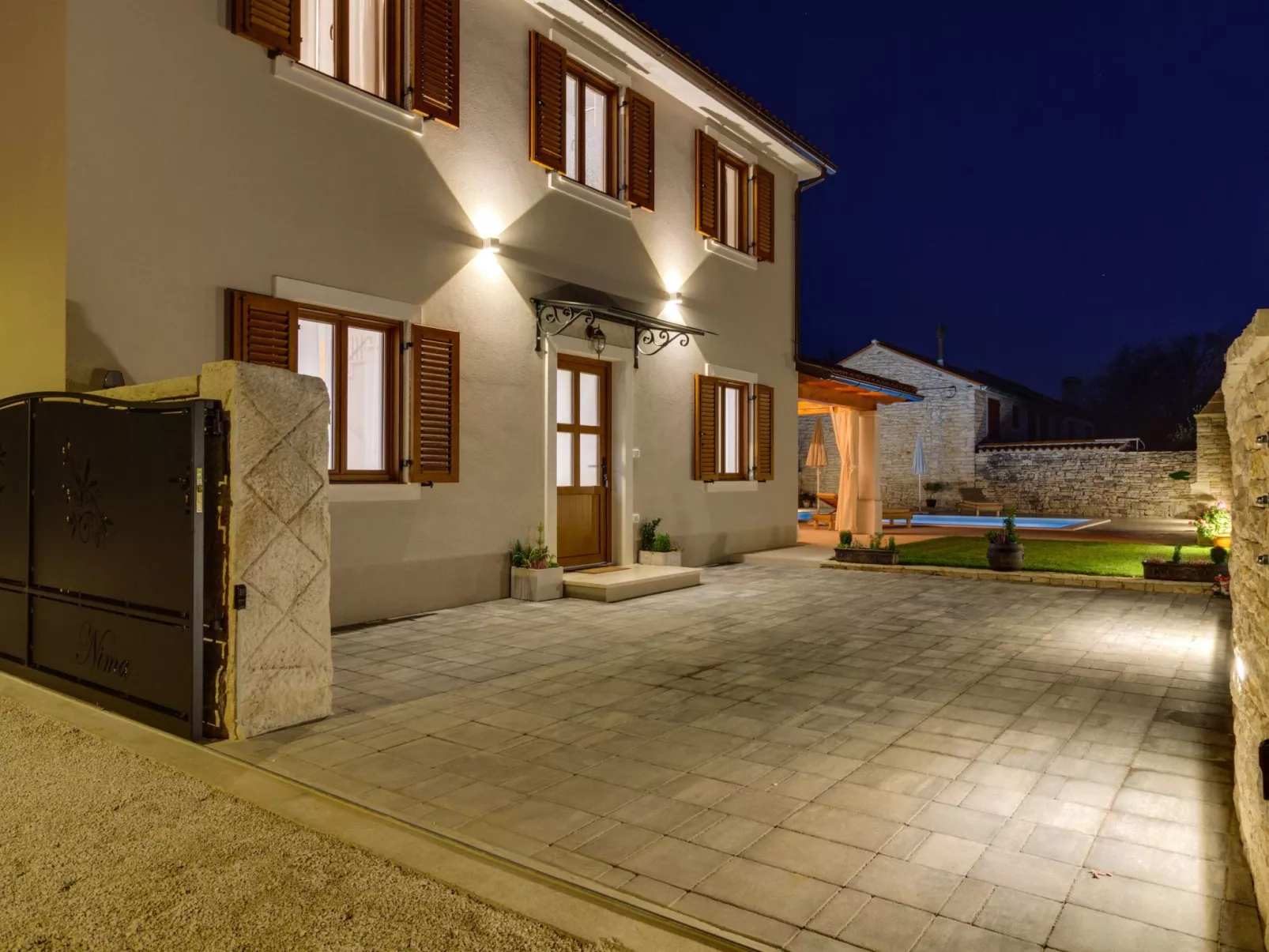 "Villa Nima" mit privatem Pool-Dehors