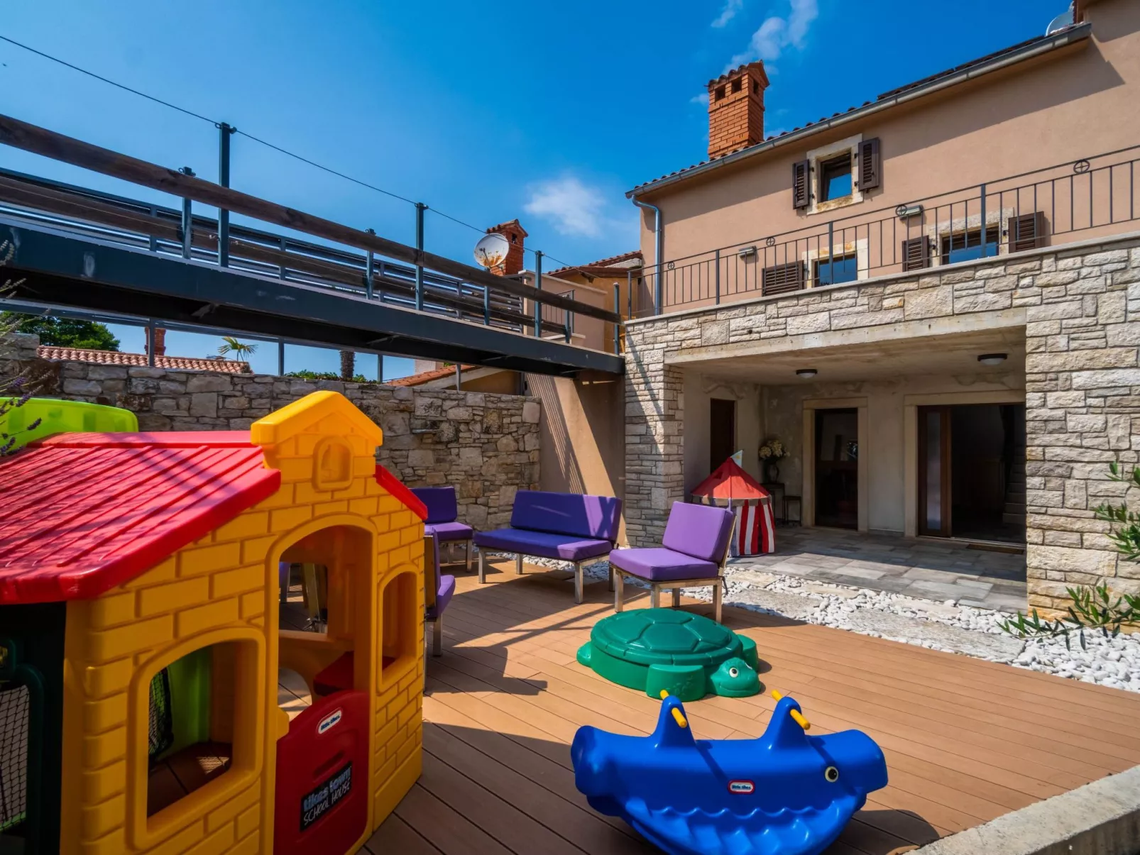 Luxuriöse Villa auf großem Privatgrundstück-Outside