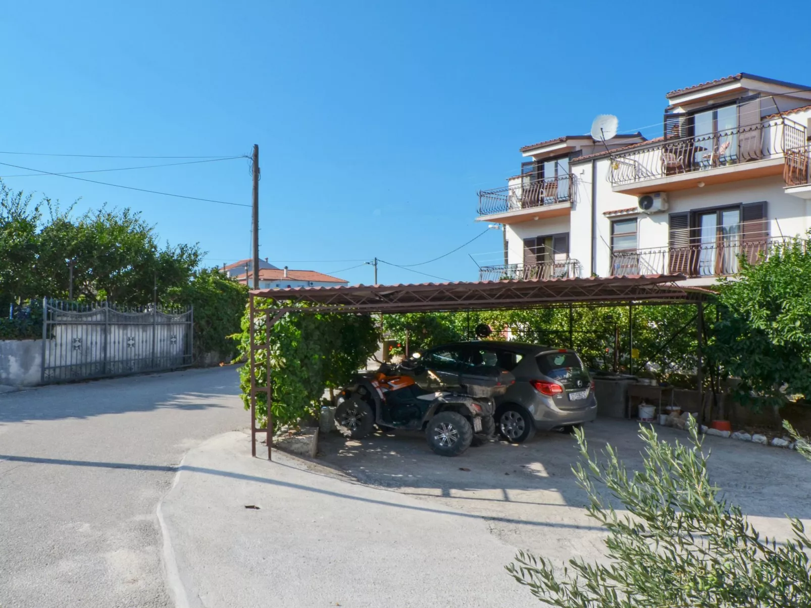 Mirjana mit Parkplatz-Outside