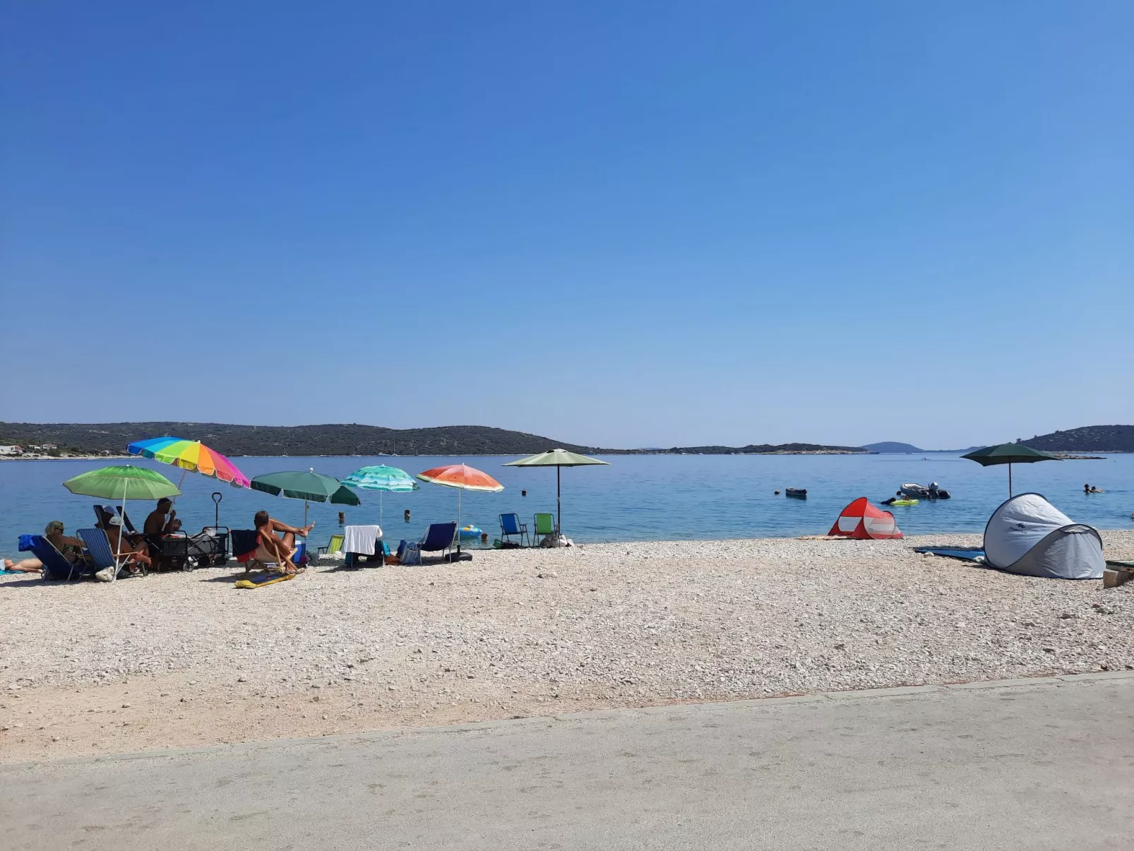 Mit Blick auf das Wasser-Dedans