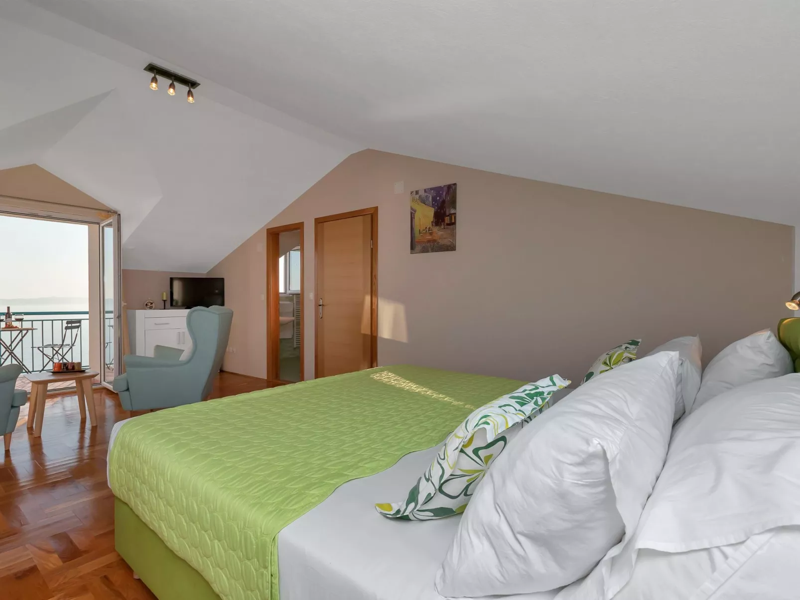 "Podgora" mit Blick auf das Wasser-Inside