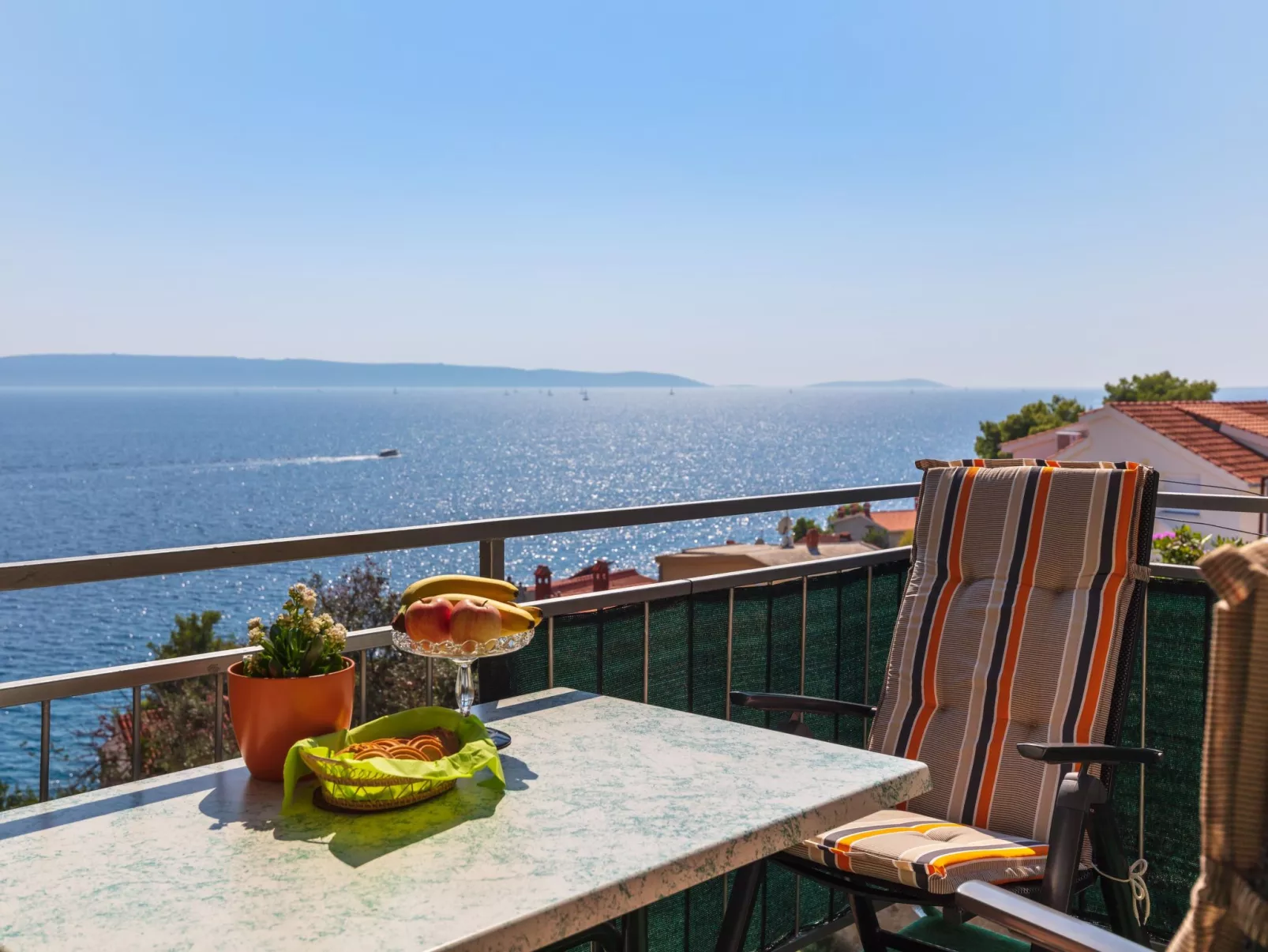 "Barbara" mit Blick auf das Wasser - Draußen