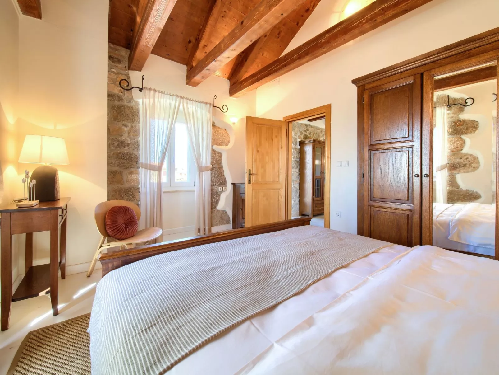 Steinvilla Margaret mit Pool und besonderem Flair-Dedans