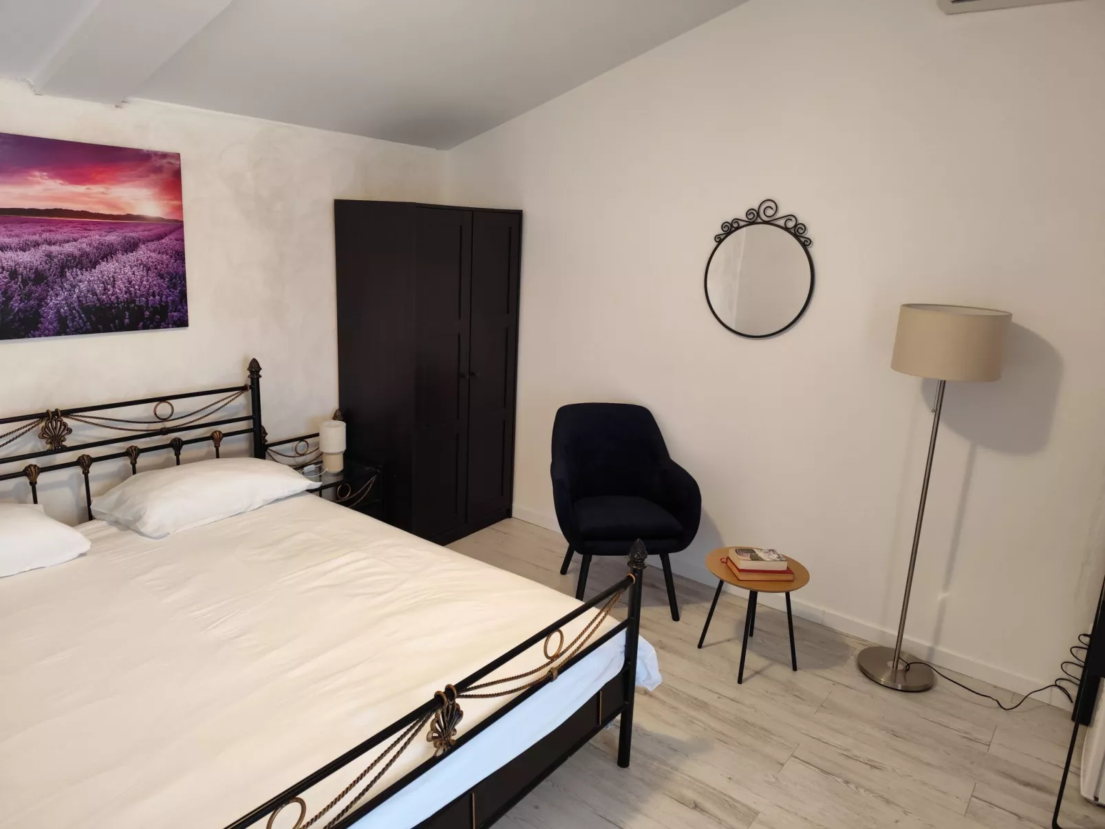 "Valentino" mit Blick auf das Wasser-Inside