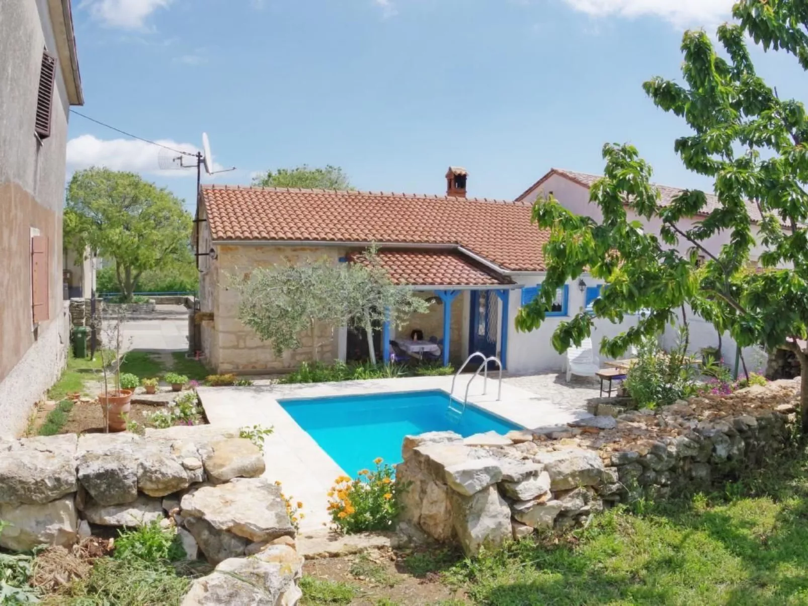 Mit privatem Schwimmbad-Dehors