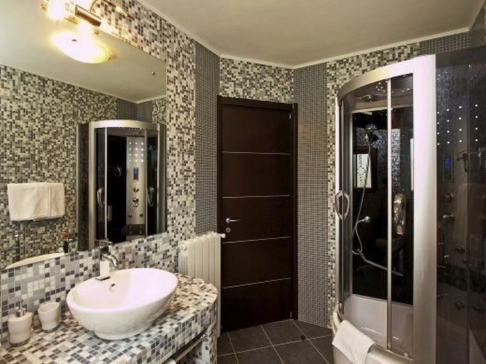 Luxuriöse Villa mit riesigem Olivenbaum-Garten, Sonnenterrasse, großem Pool und-Drinnen