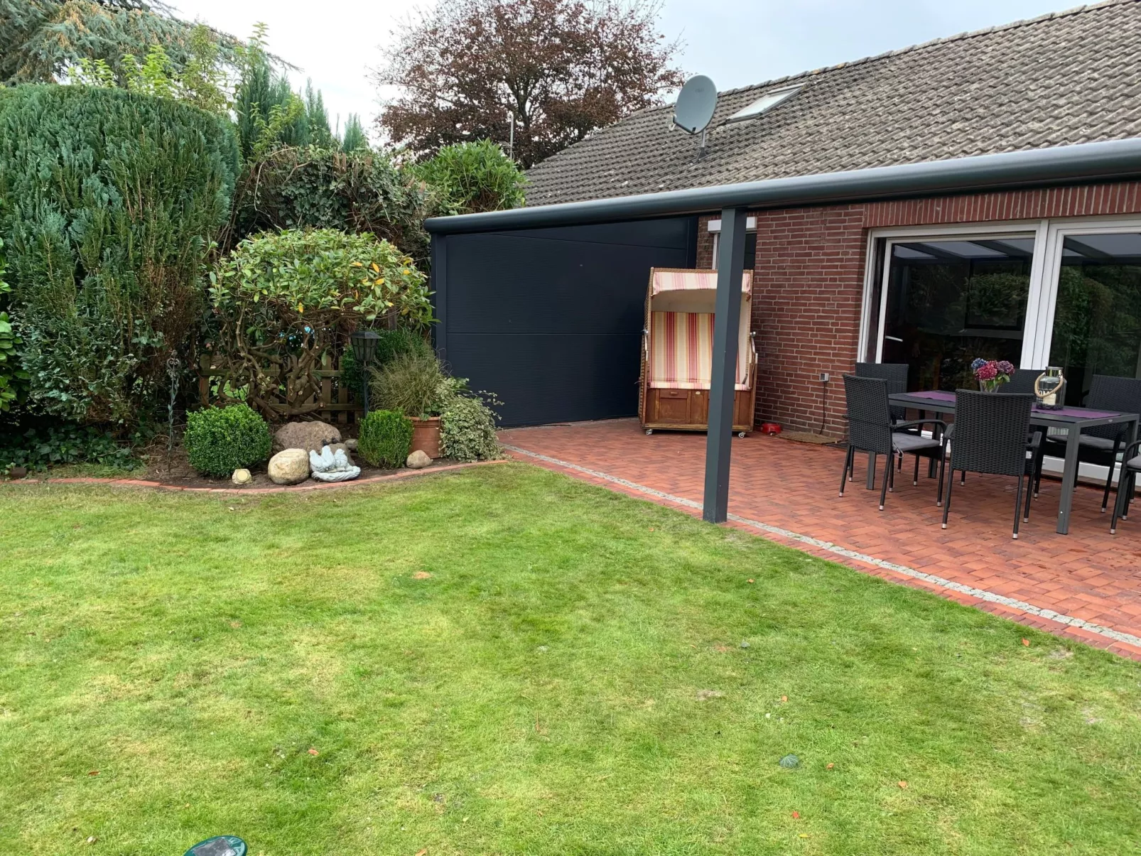 In Hage mit Garten, Terrasse und Grill-Dedans