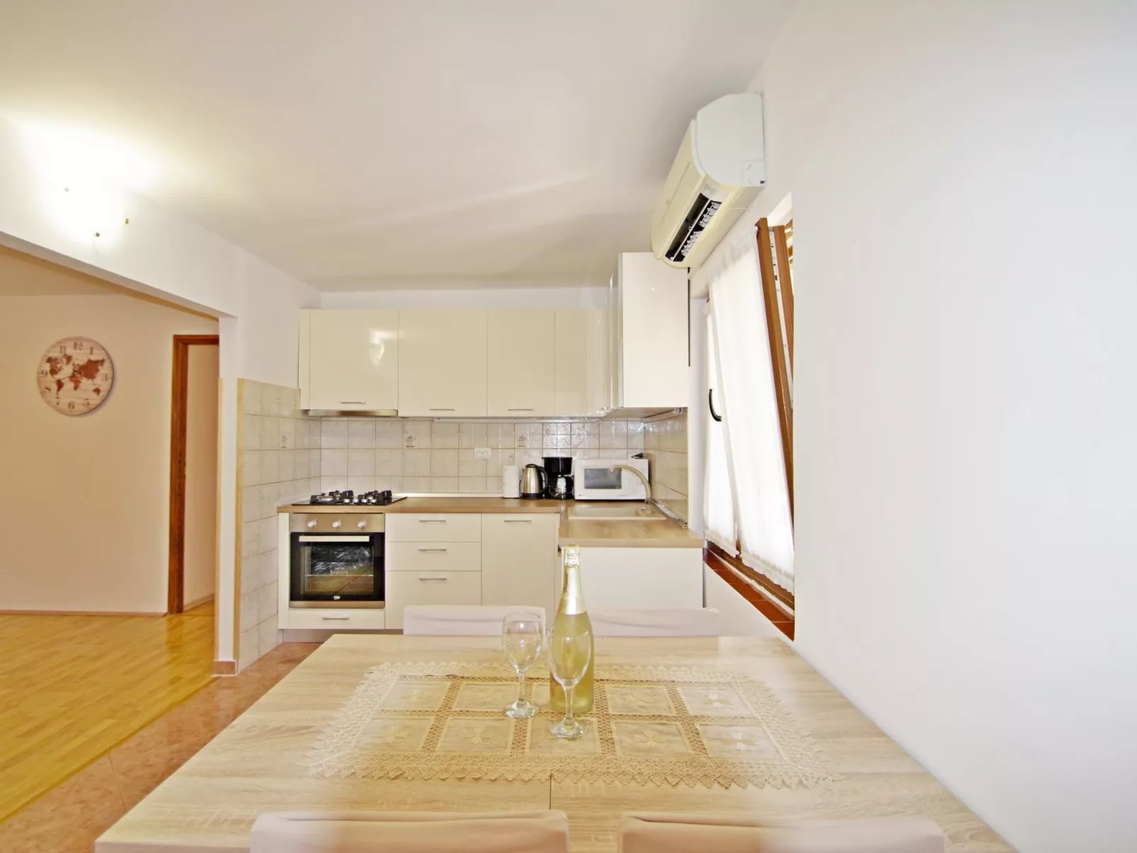 Schönes Haus mit großer grüner Umgebung, Pool-Drinnen