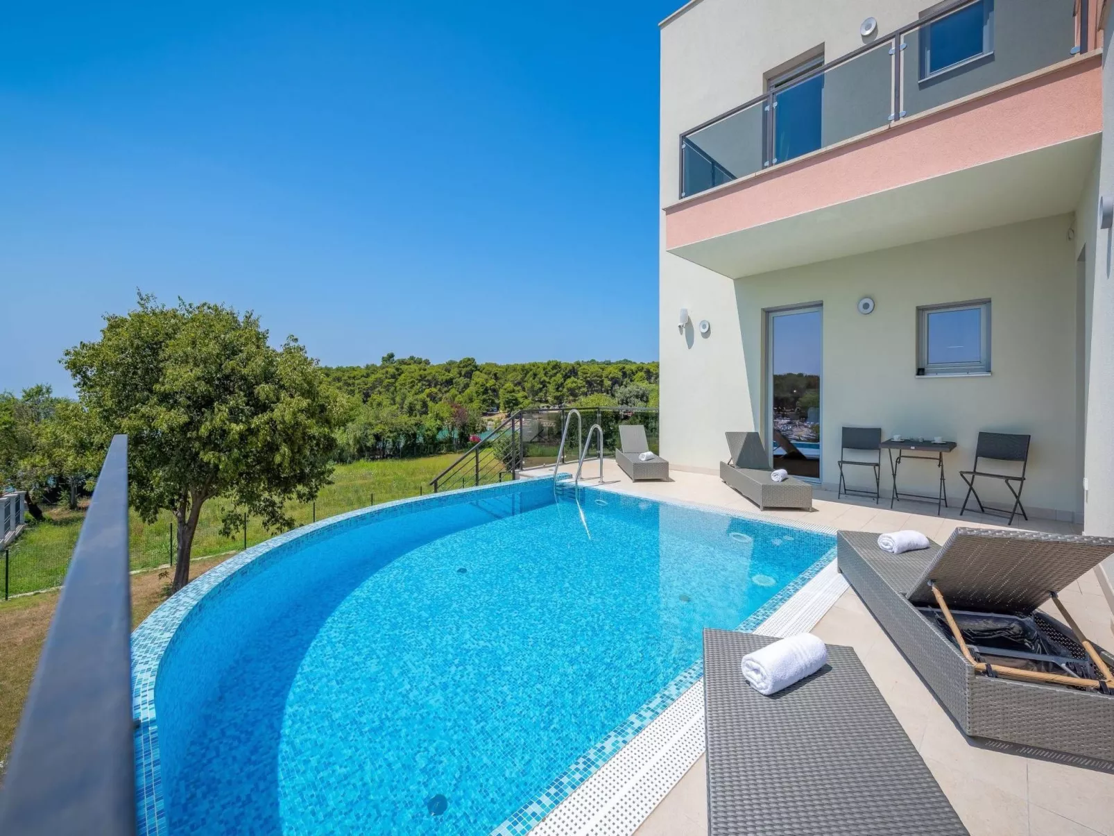 Cedar in Stoja mit großzügigem Garten-Drinnen