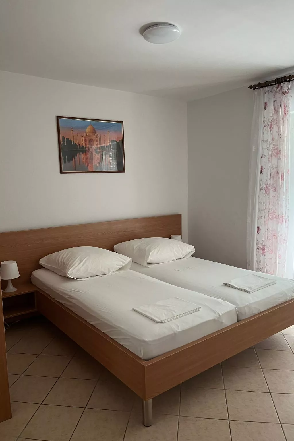 Mit Blick auf das Wasser-Dedans