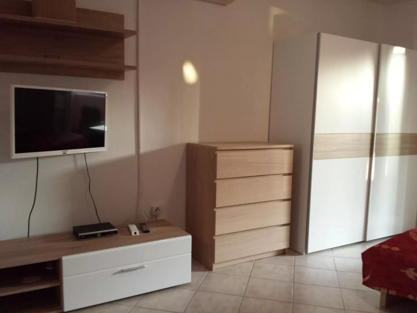 Mit Blick auf das Wasser-Drinnen