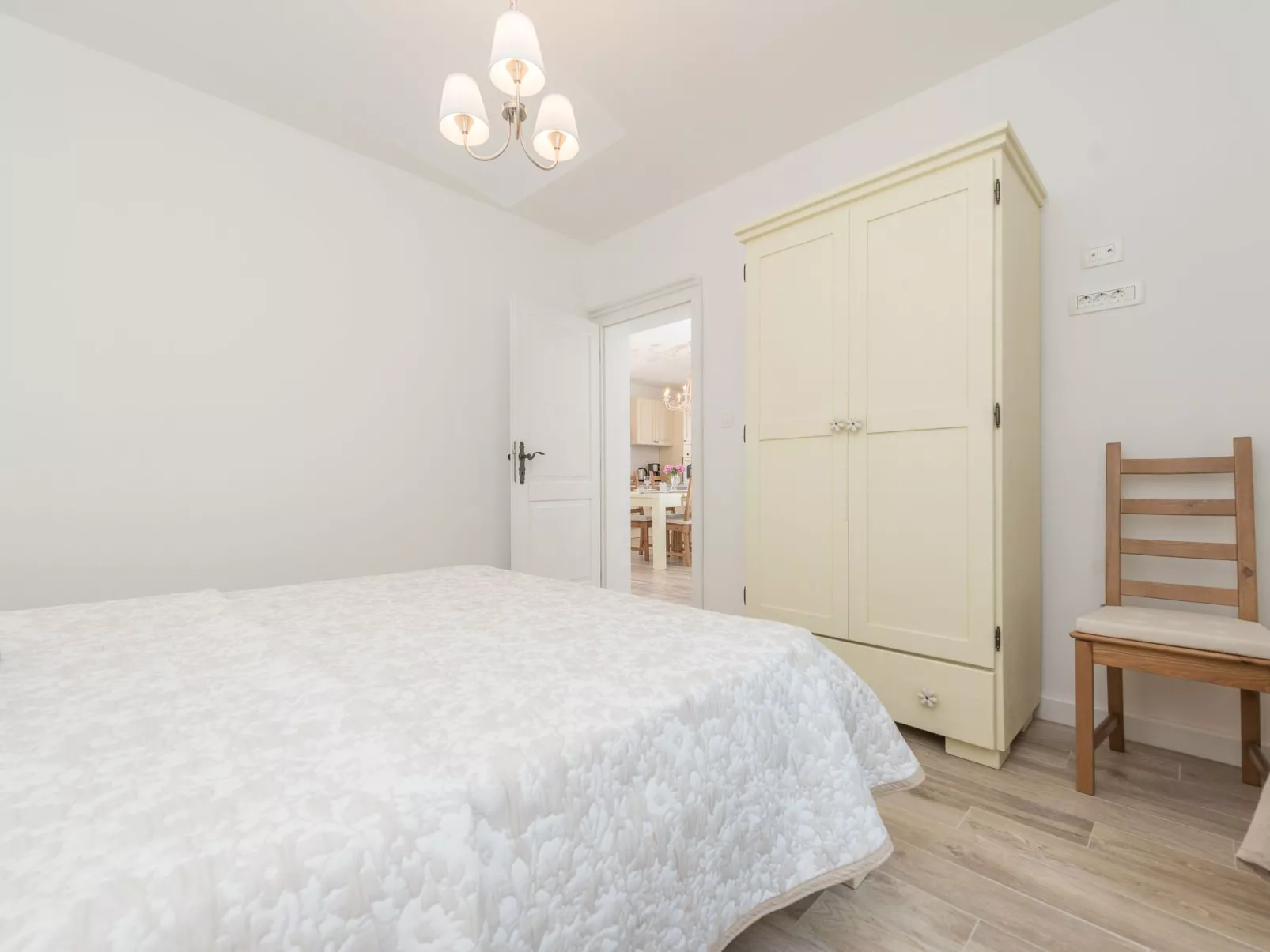 "Ena" mit Blick auf das Wasser-Image-tags.info