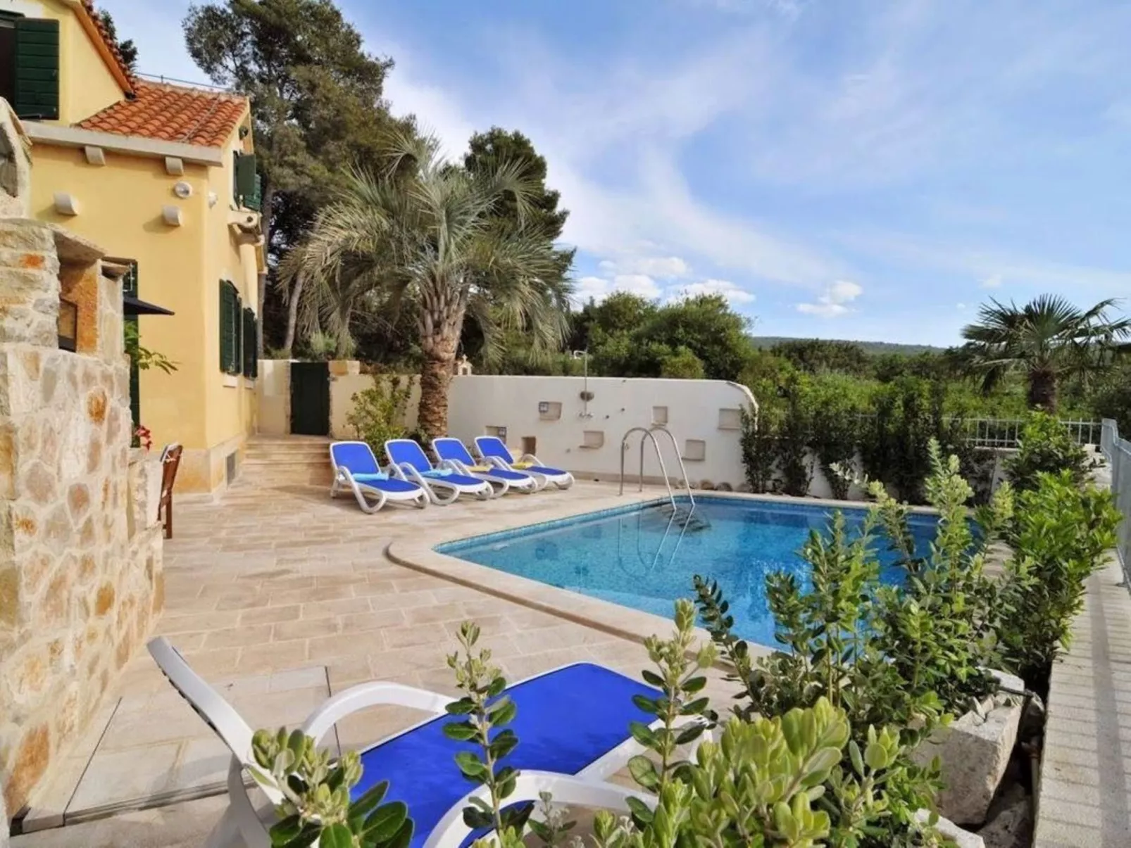 In Mirca mit Privatem Pool-Outside