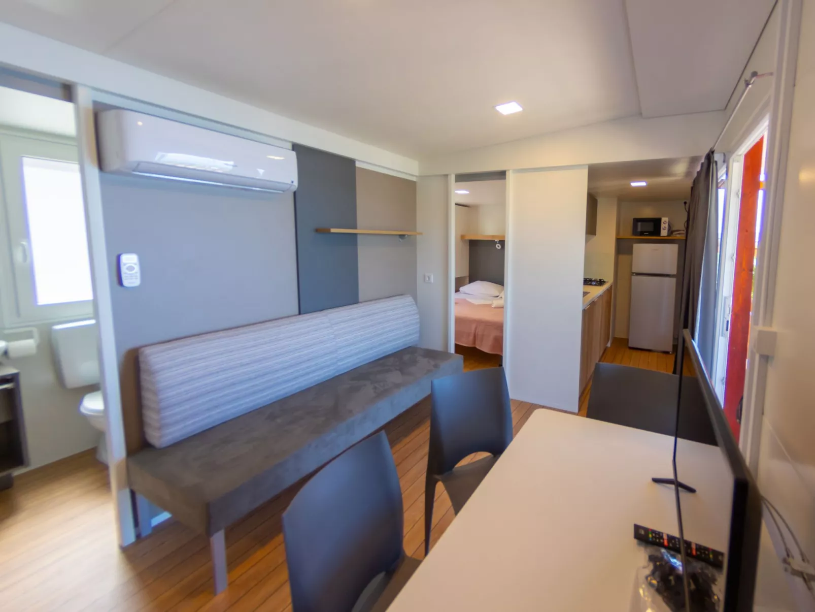 Mobilheim "Adria Family" mit Pool-Dedans