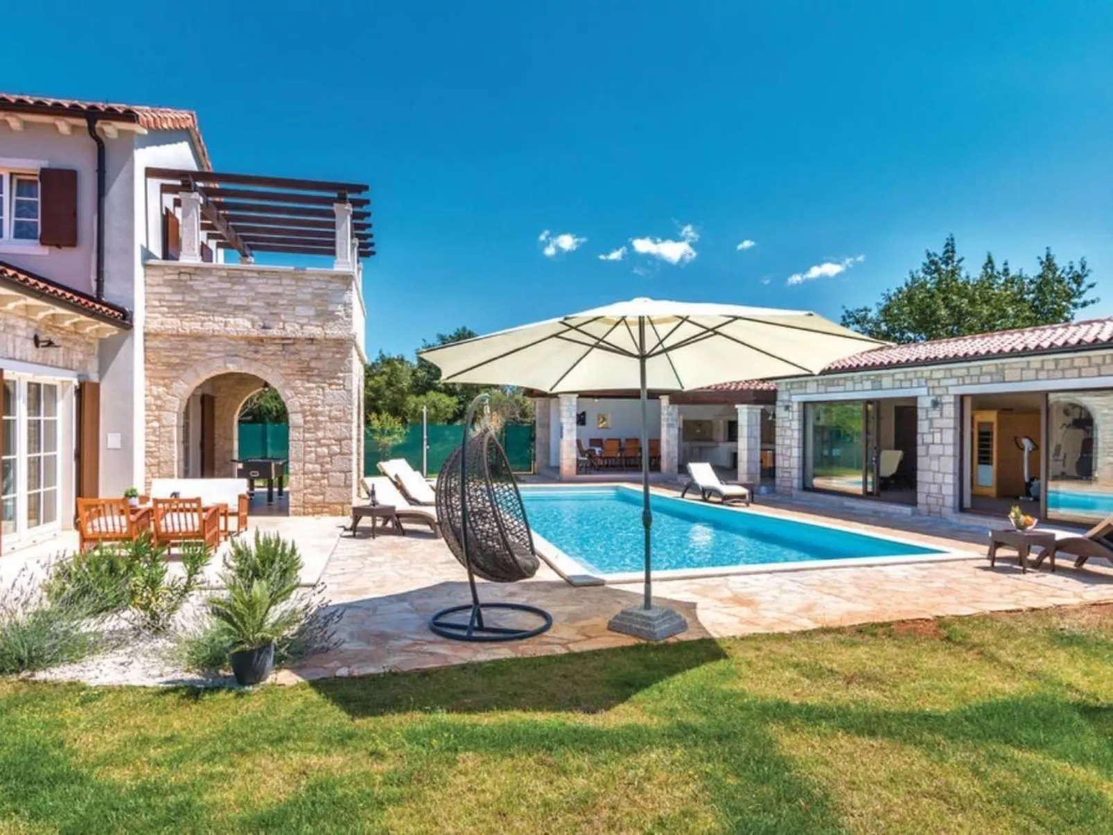 Mit Whirlpool und Sauna-Dedans