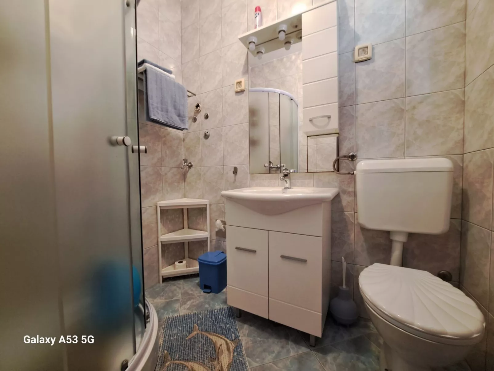 "Blue", Valbandon-Dedans