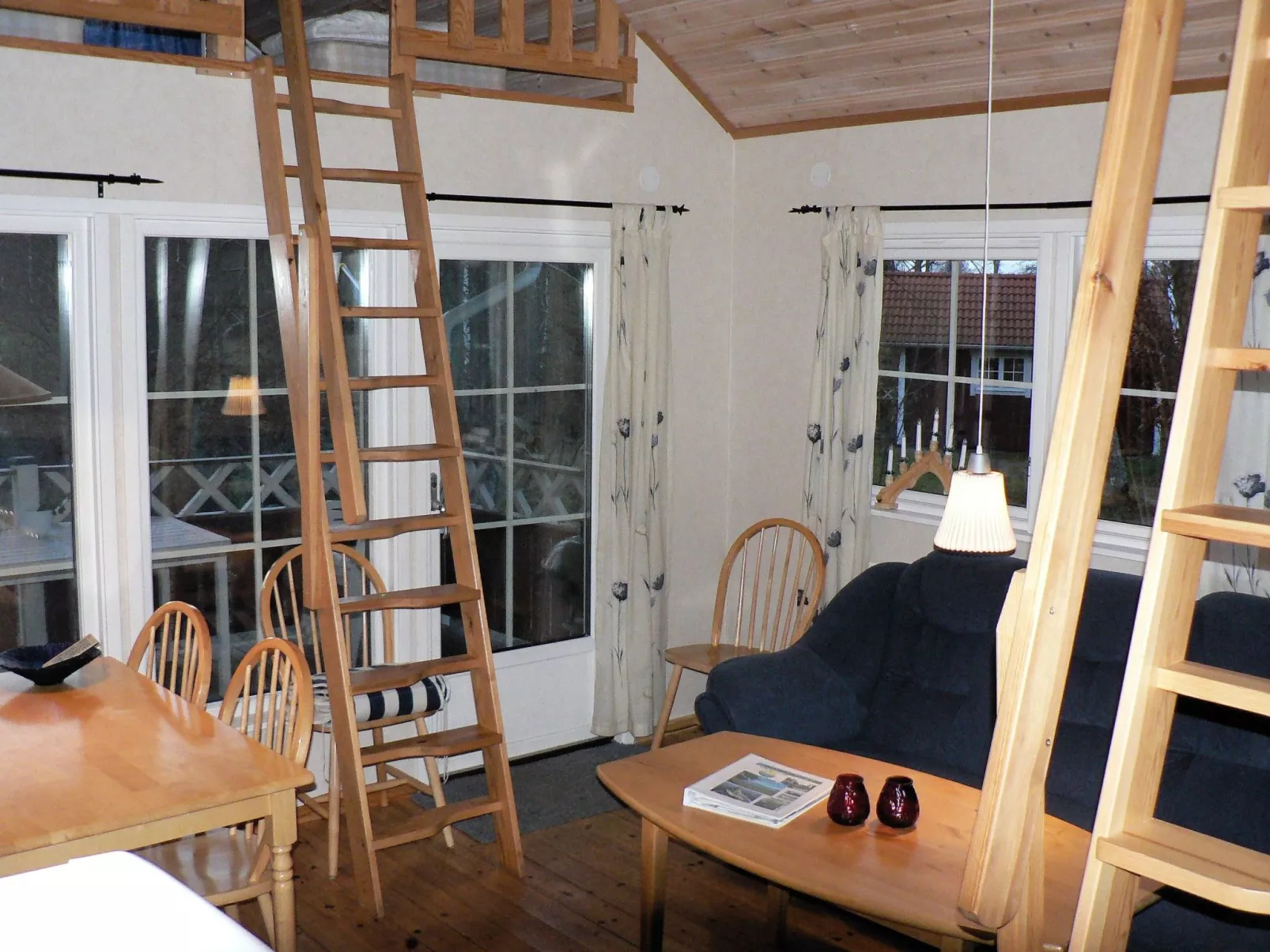 Holzhaus mit überdachter Terrasse-Drinnen