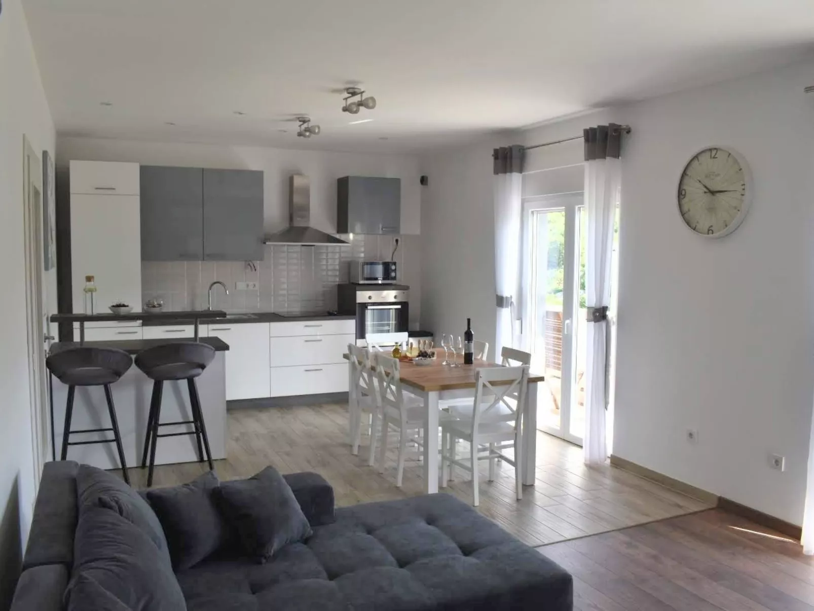 Für 8 Personen ca. 120 m&sup2; in Dubrava, Dalmatien (Gespanschaft Split-Dalmat-Inside