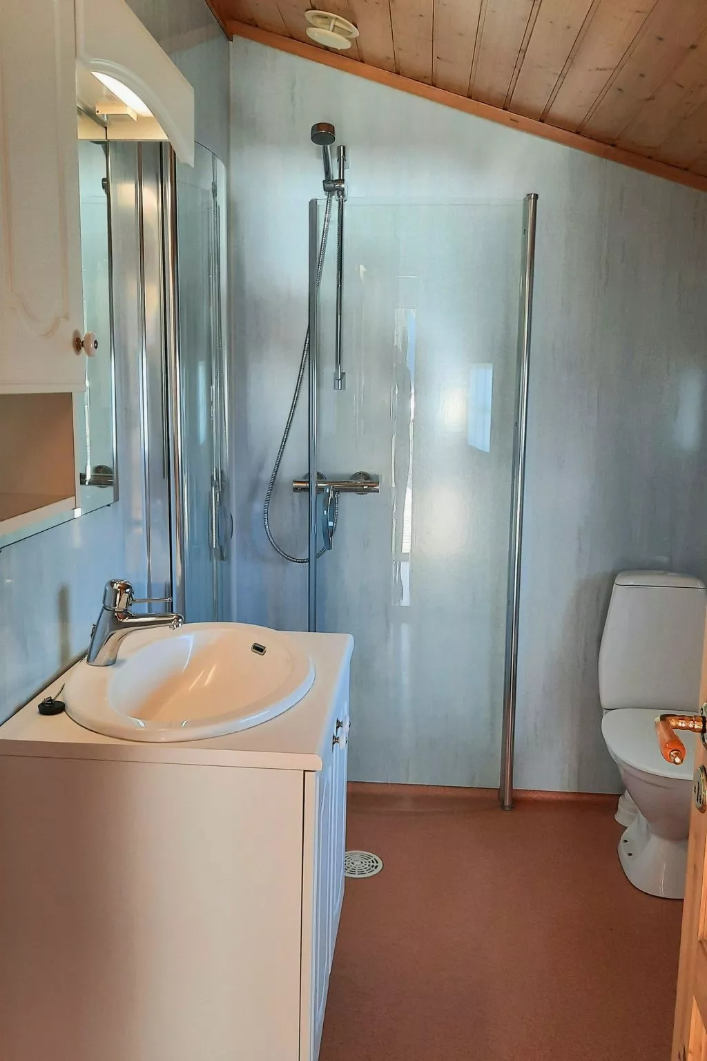 Häuschen mit Blick auf das Wasser-Drinnen