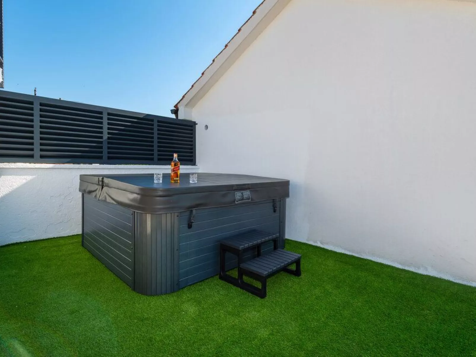 Mit Jacuzzi-TA Leut Agency-Dedans