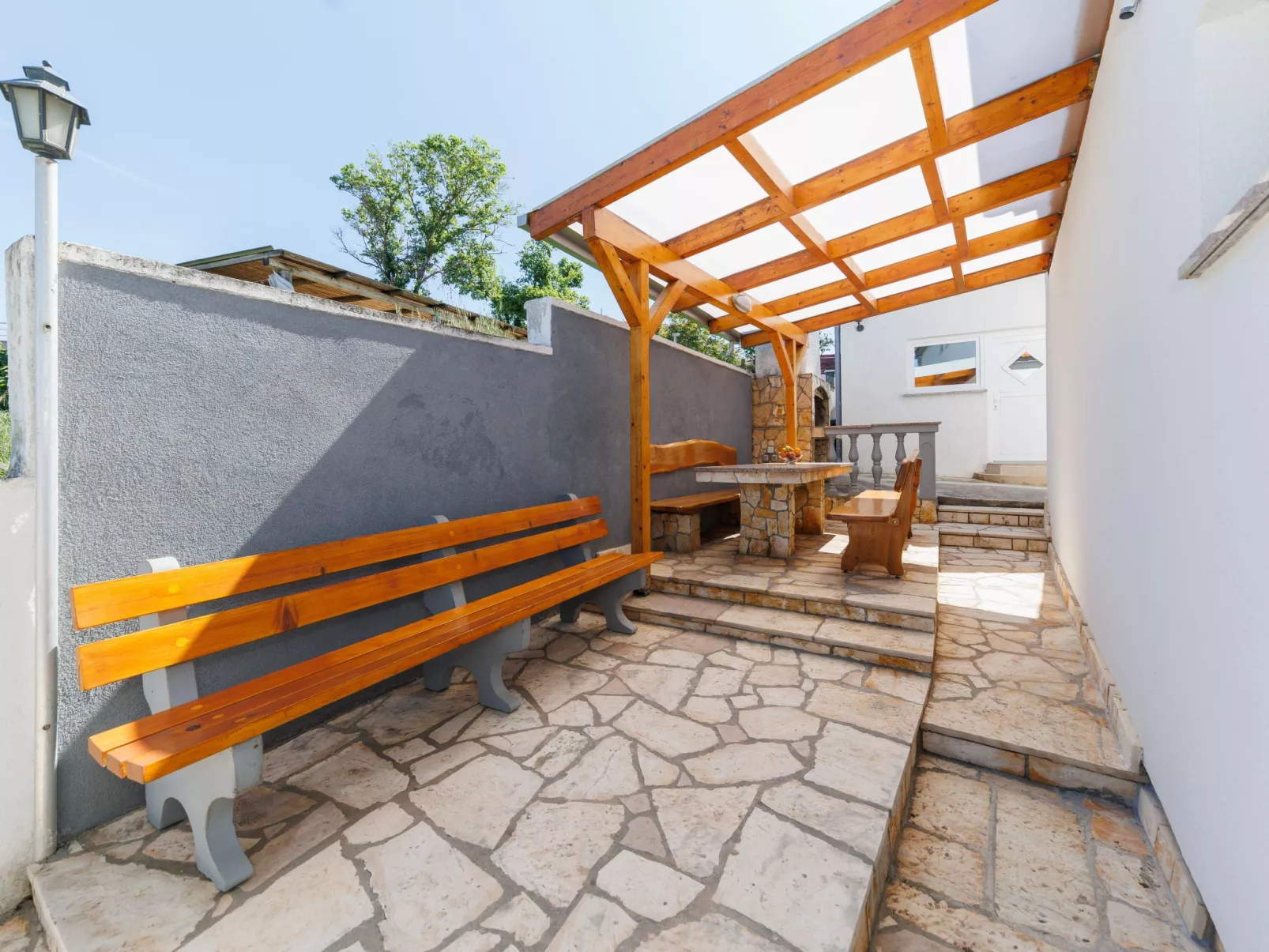 "Zara" mit Blick auf das Wasser-Drinnen