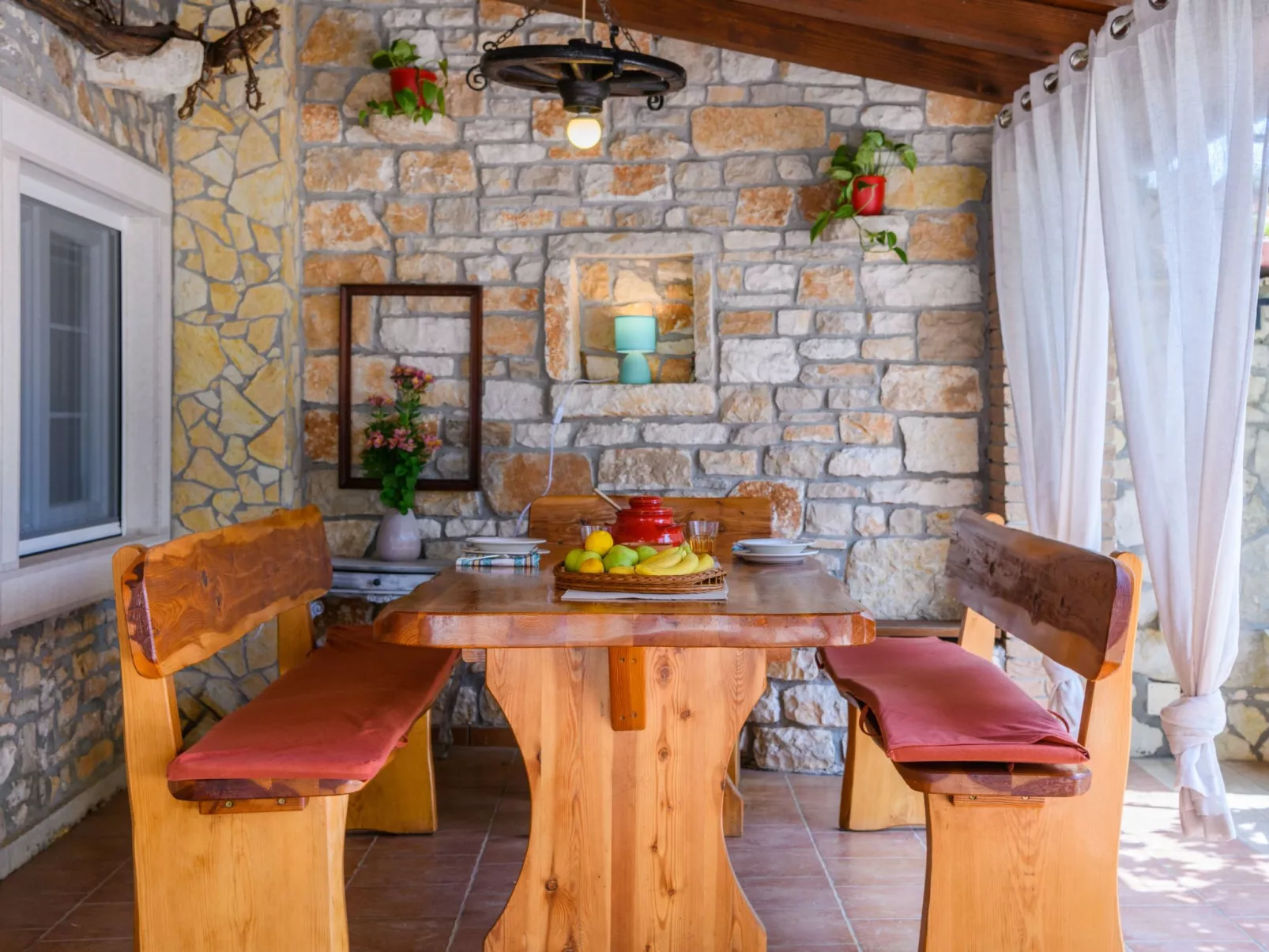 Mit Garten, Terrasse und Grill-Dedans