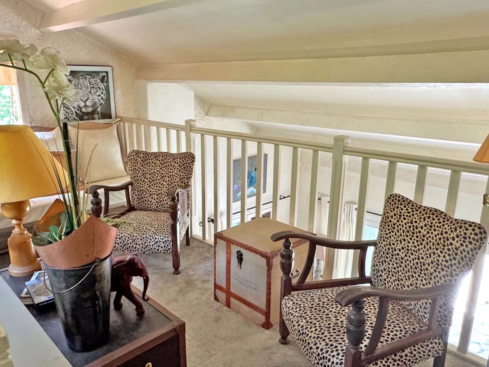 Schöne Villa mit innovativer Architektur in einem grünen Nest im Herzen des Mas-Drinnen