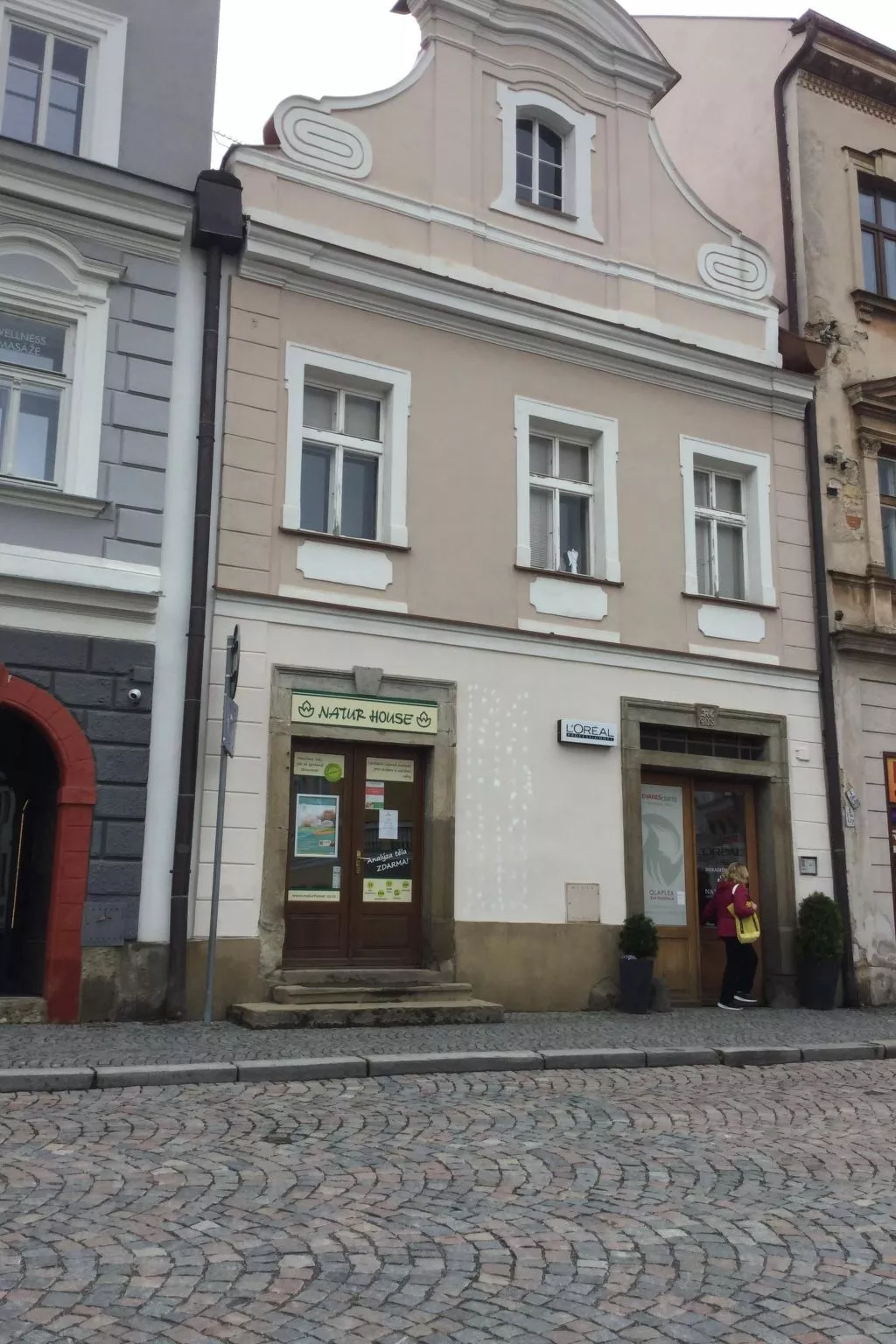 Wohnung auf einem eingezäunten Grundstück-Draußen