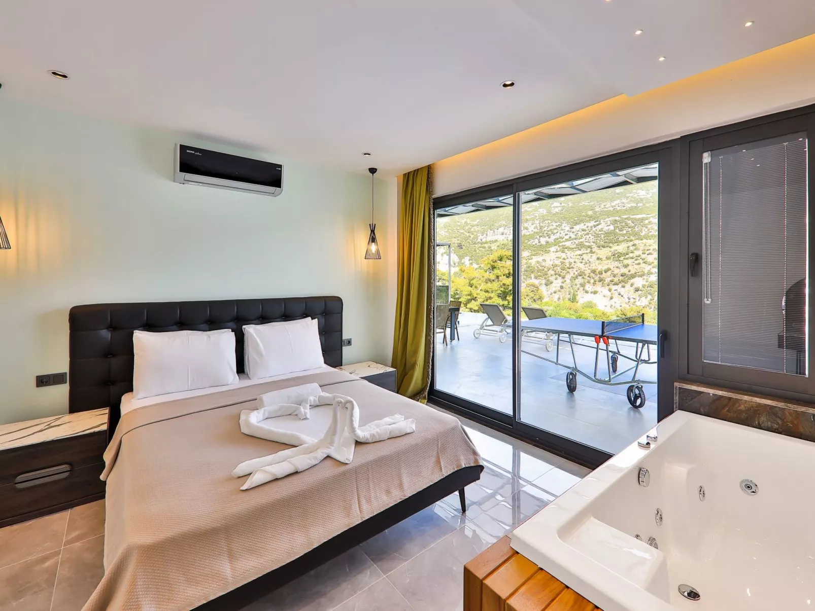 Mediterranean 2-Dedans