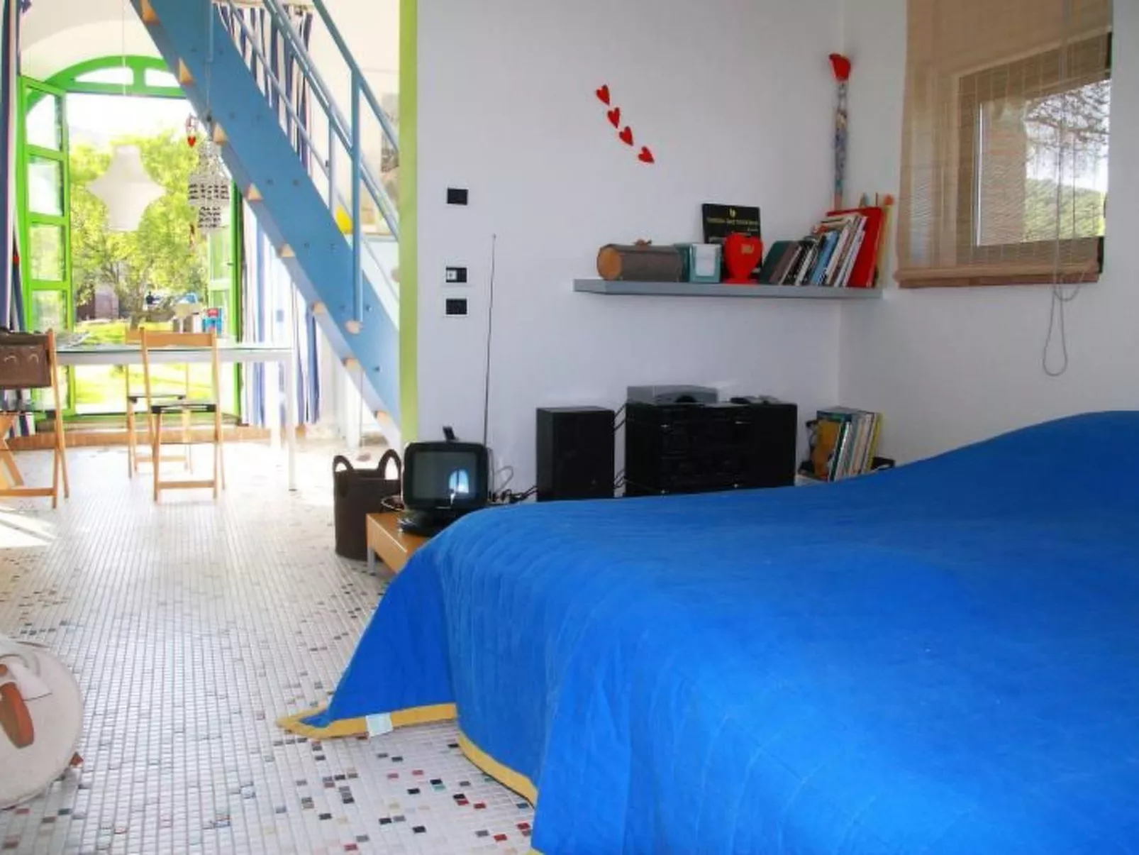 Studio mit Balkonblick ins bergige Grüne-Inside