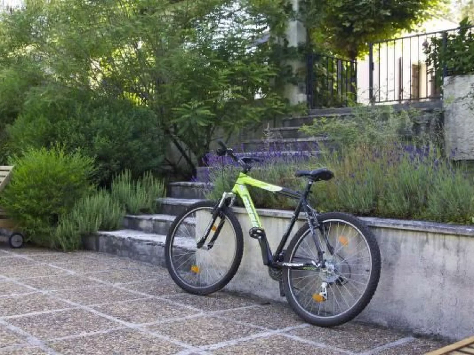 Mit Garten, Grill und Terrasse-Inside
