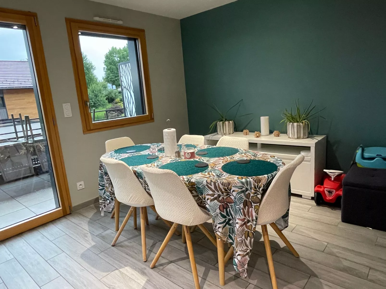 Das ruhige Les Grangettes mit Seeblick-Inside