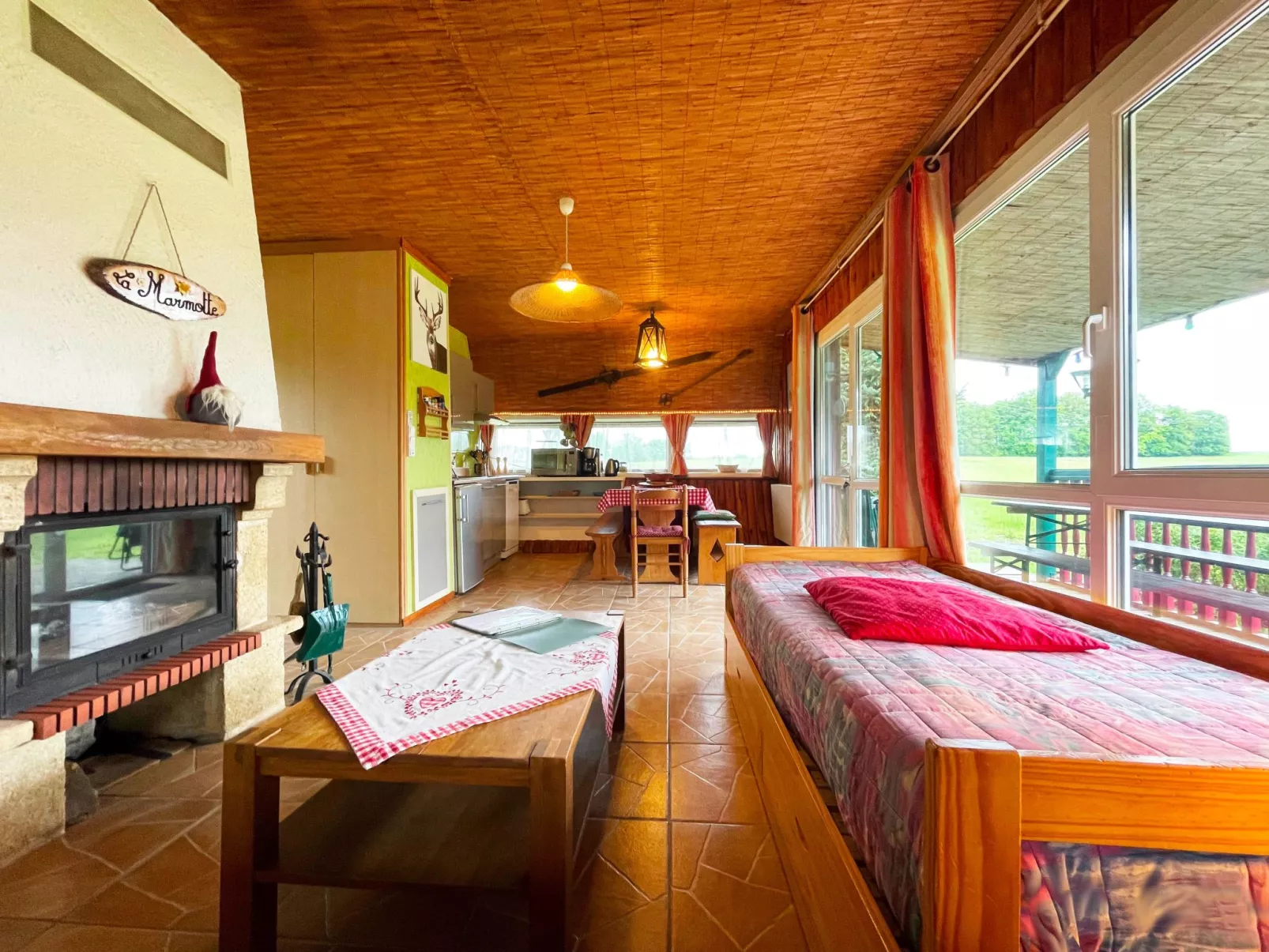 Charmantes Ferienhaus mit gemeinsamem Grill-Dedans