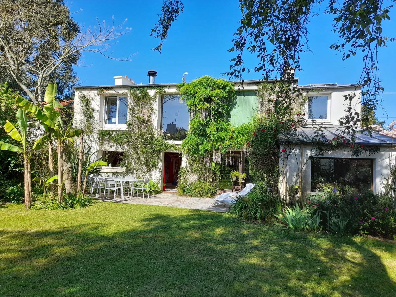 Großes Familienhaus mit schön angelegtem Garten-Dehors