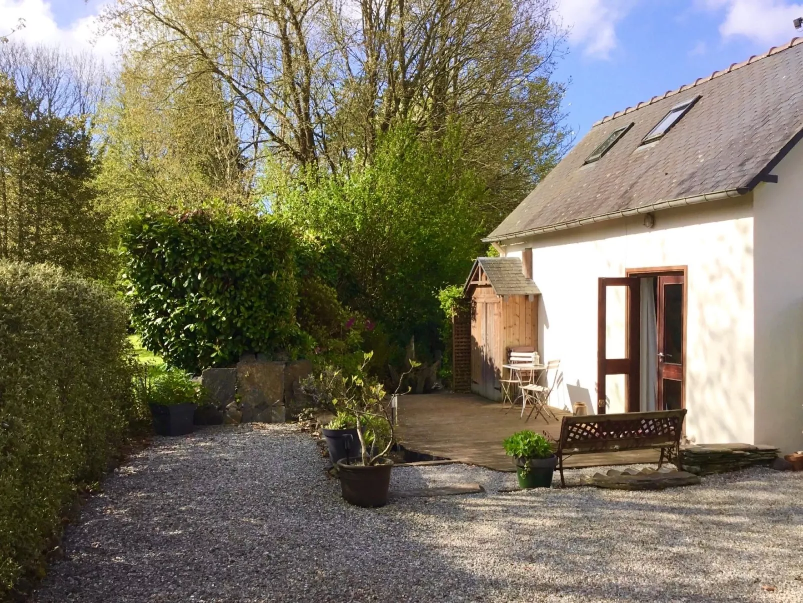 Kleiner Kokon mit seinem geheimen Garten-Outside