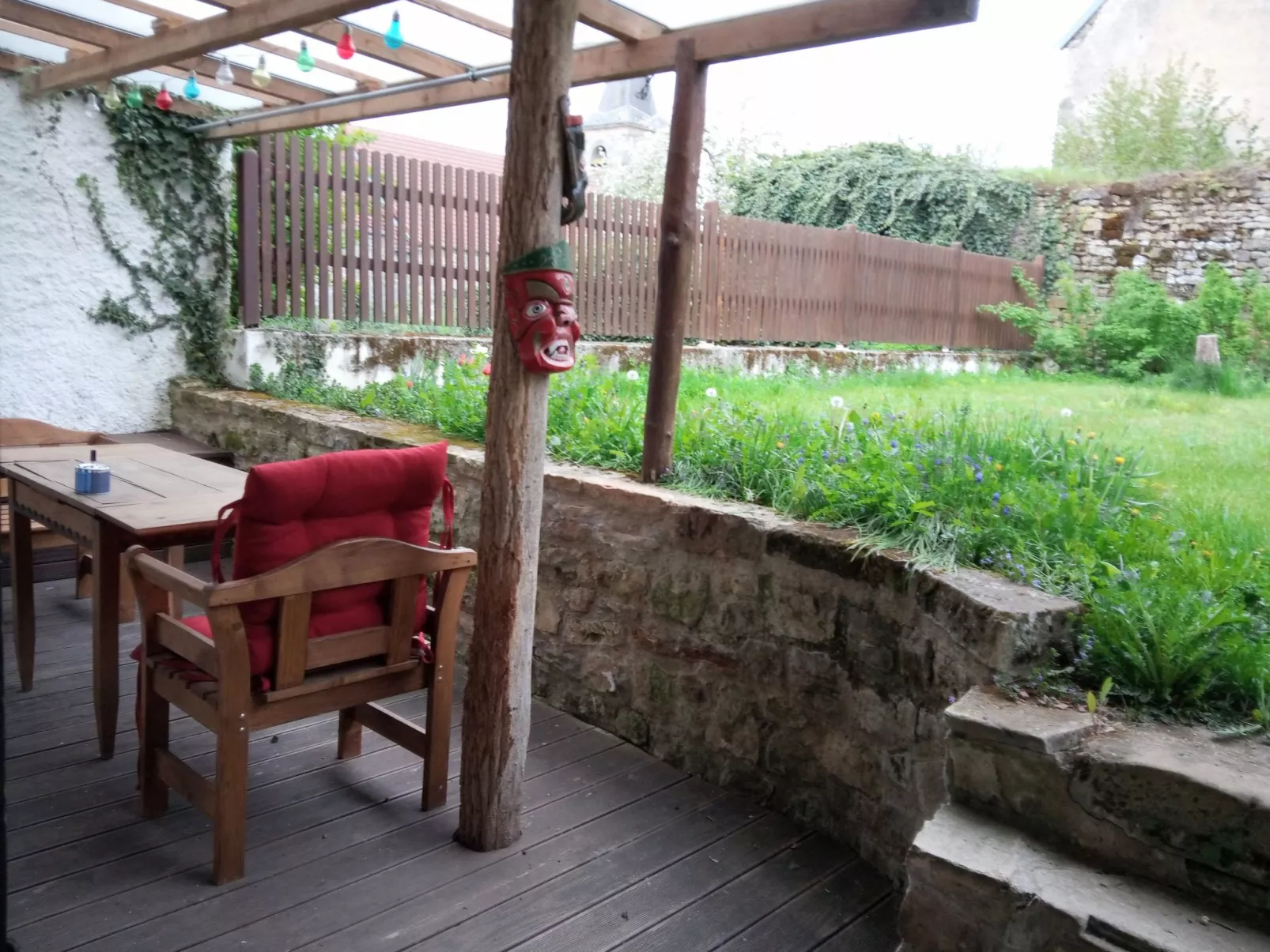 In Celles-En-Bassigny  umzäunter Garten-Dehors