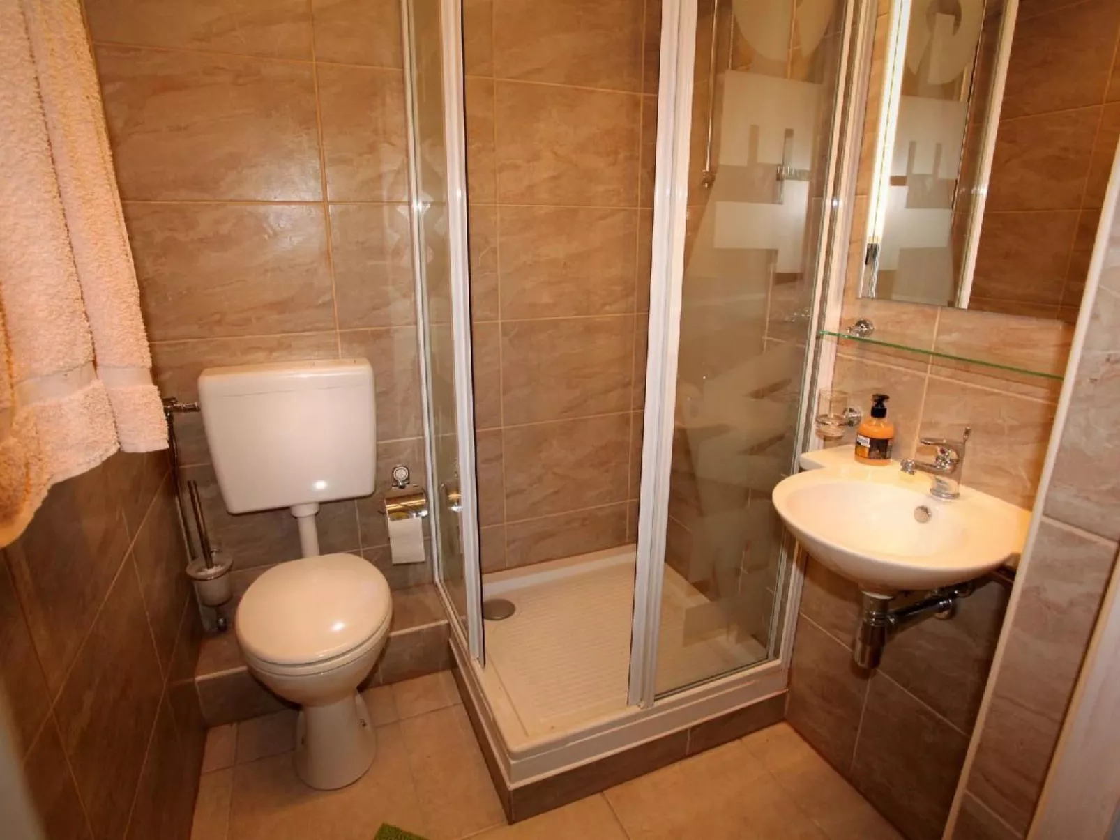 In Biesdorf mit Terrasse und Grill-Drinnen