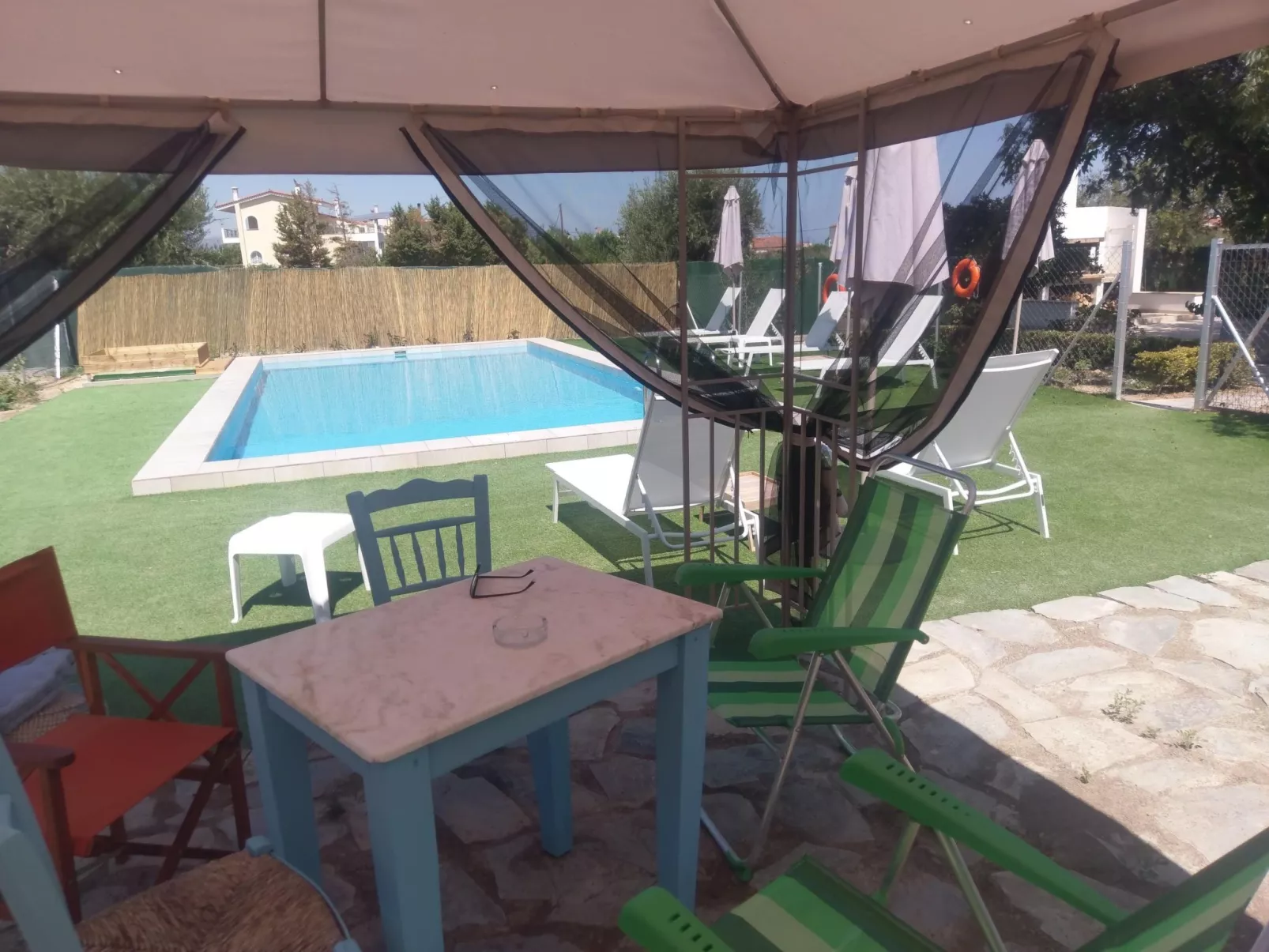 Neben Orangenbaum-Obstgarten-Inside