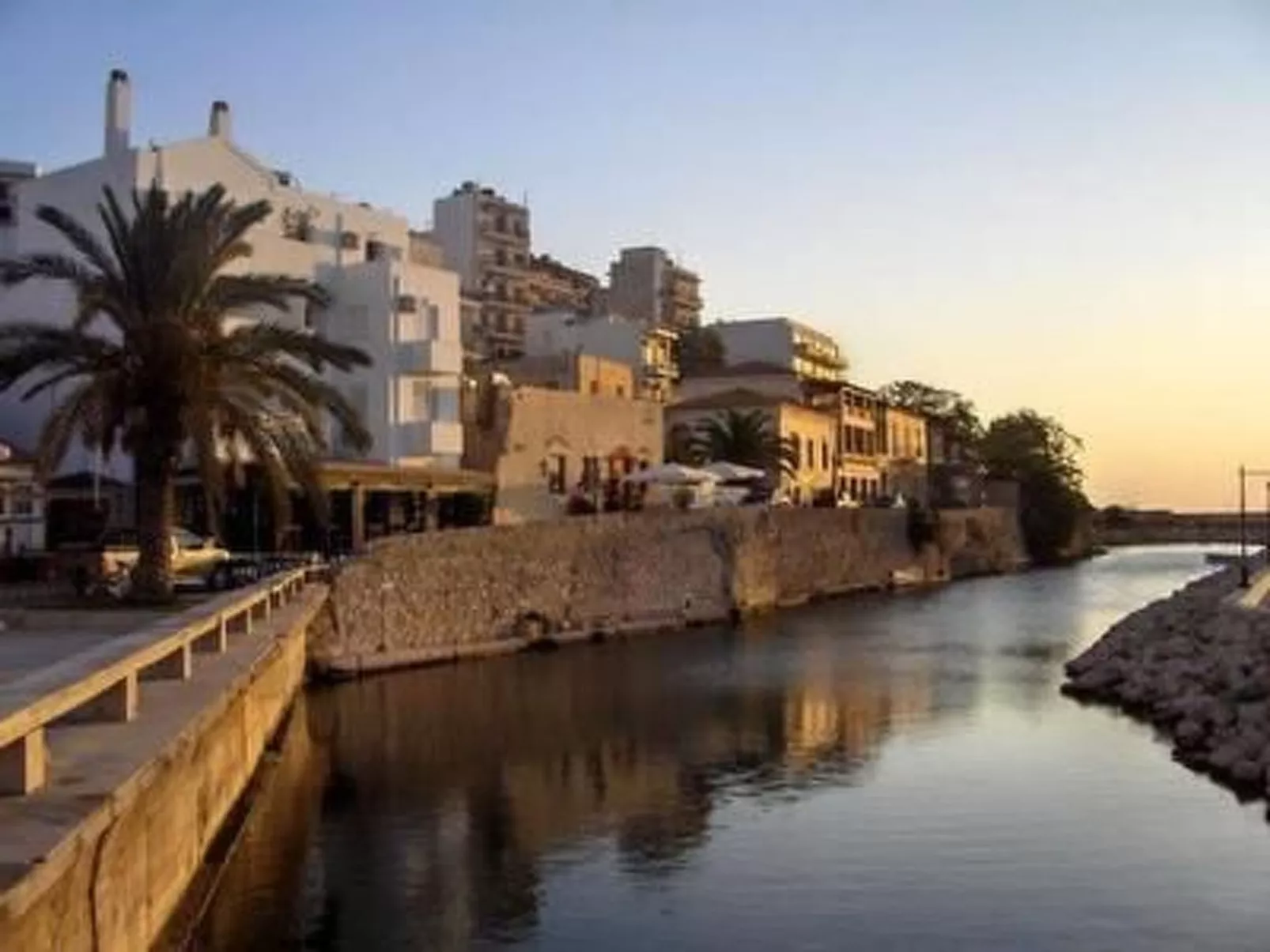 Mit Blick auf das Wasser-Inside